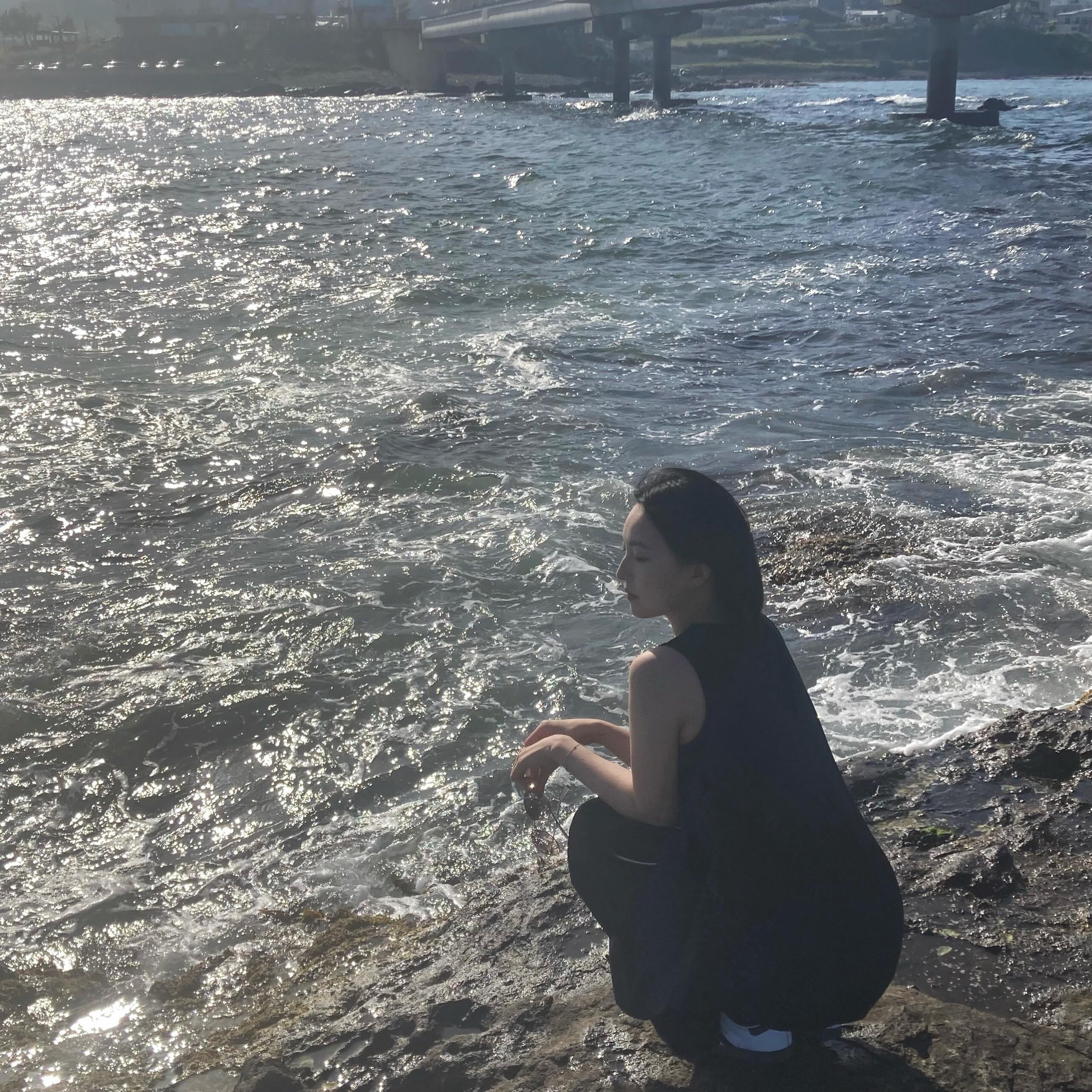 ✨
 
윤슬,
 
윤슬을 좋아해서 산보다는 바다를 더 선호하는데
사람도 많이 없고 바람도 시원하니,
드라이브 하기 딱 좋은 몽글몽글한 날이라 행복 :)
 
 
#포항바다 #드라이브 #당일치기여행 #윤슬