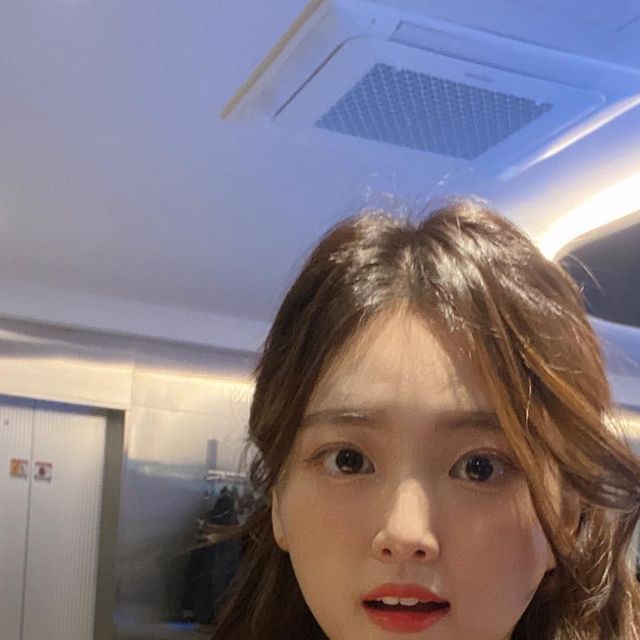 윰찌 on Instagram: "#제품제공 #협찬 안녕하세요 윰찌에윰🤍 오늘은 적금샷! #쎄꼰도 2022fw 신상✨리본을 착용해왔어욤🖤 저 러블리한거 갱장히 죠아하는데..🫢 작아서 아쉽지도 않고 과하지