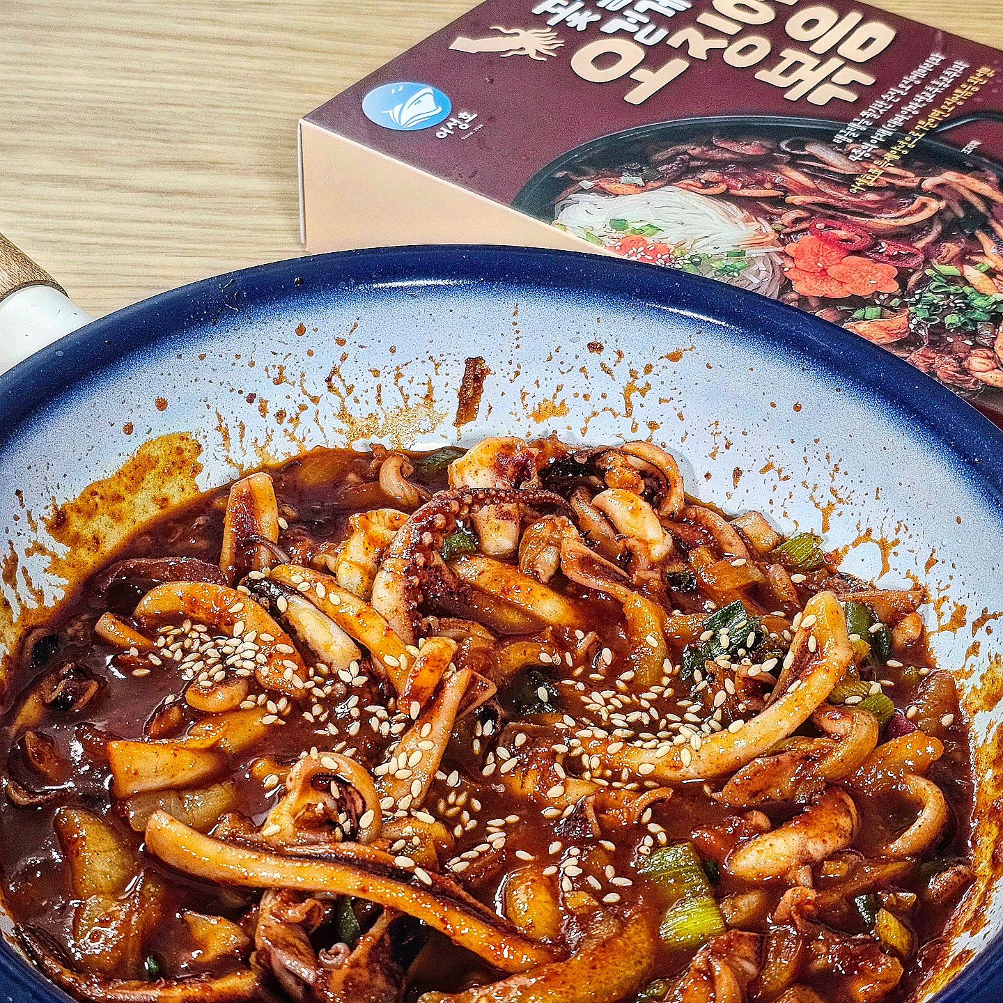 #광고#스토리앤체험단 

오늘 저녁 메뉴🍽

담백 달콤한, 맛집 비법 양념 소스로 풍미를 더한 
어성호 군산 오징어 볶음 밀키트와 함께해요 (｡♥‿♥｡) 

별도의 손질없이, 특별한 부재료 없이 키트 하나로 
7분만 볶아주면 근사한 오징어볶음 완성👨‍🍳👩‍🍳

신선한 오징어의 쫄깃한 식감과 매콤한 양념이 어우러져, 
양념까지 싹싹 긁어 먹었다구요 ㅋ꙼̈ㅋ꙼̈ㅋ꙼̈ㅋ꙼̈ㅋ꙼̈ㅋ꙼̈ㅋ꙼̈

품질, 편리함, 맛을 모두 갖춘 , 
어성호의 국내산 한마리 오징어볶음밀키트 강추🖤

🎁스마트스토어 https://smartstore.naver.com/driedfish1979/products/10828798457 

#스토리앤미디어 #어성호 #오징어볶음 #캠핑밀키트 #밀키트추천 #글램핑요리 #밥반찬 #저녁반찬 #반찬추천 #술안주추천 #국내산오징어