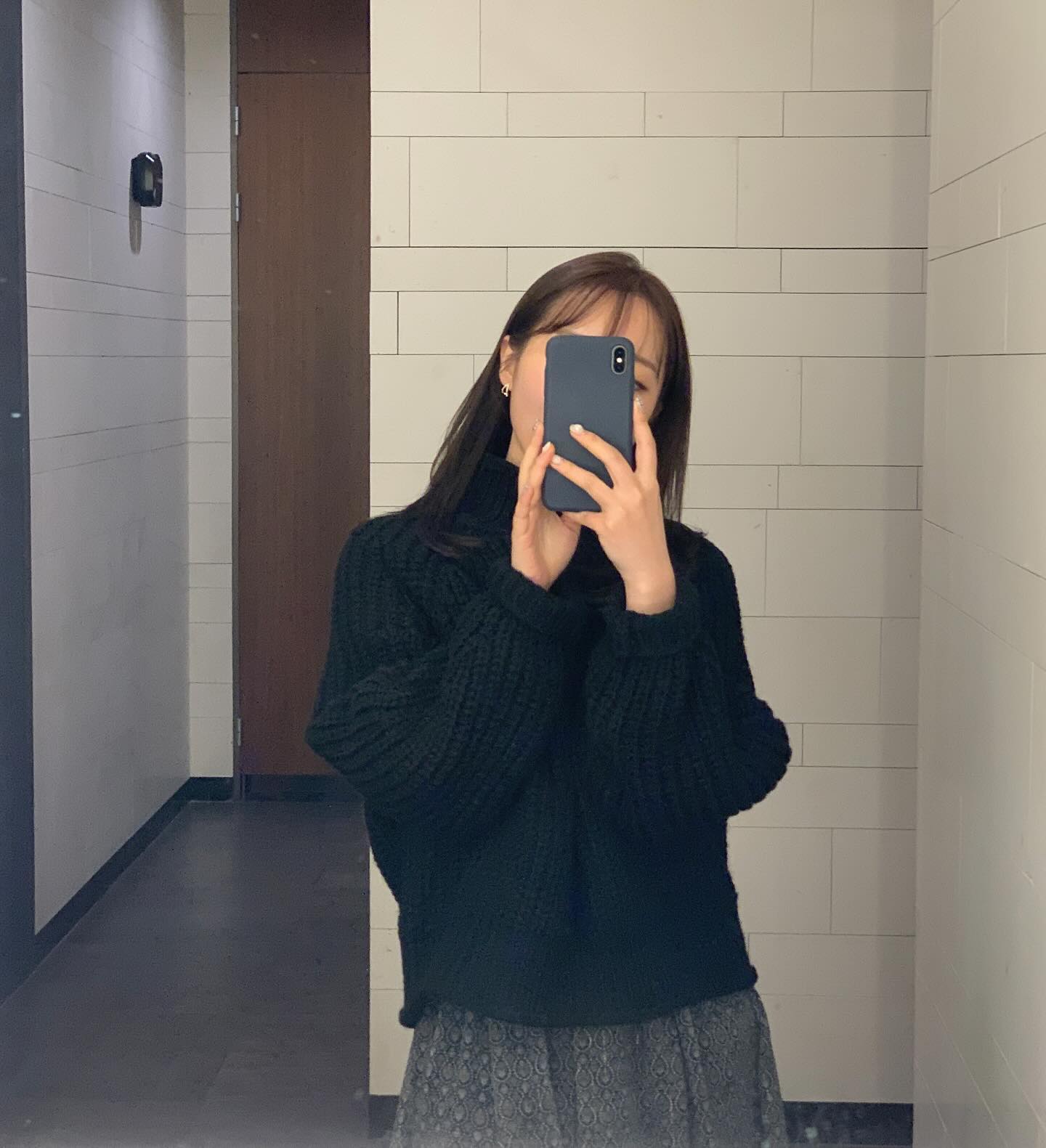 오랜만에 고등학교 친구들만나 
뷔페다녀왔어요~~
뷔페 갈때는 허리가 꽉끼는 옷 안되는거 알쥬? 🤣
예쁨과 편의성? 둘다 잡은 러블리한 옷 ☘❣️❣️
샤랄라한 원피스에 검정니트를 함께 코디해줬습니다 ㅎㅎ
H&M 니트 도톰하고 따수해요 

숏한 기장감엔 롱부츠로 추위감 보완하기❣️

너무너무 추운데, 핫팩 꼭 챙겨서 다니세요. 모두 감기조심!!