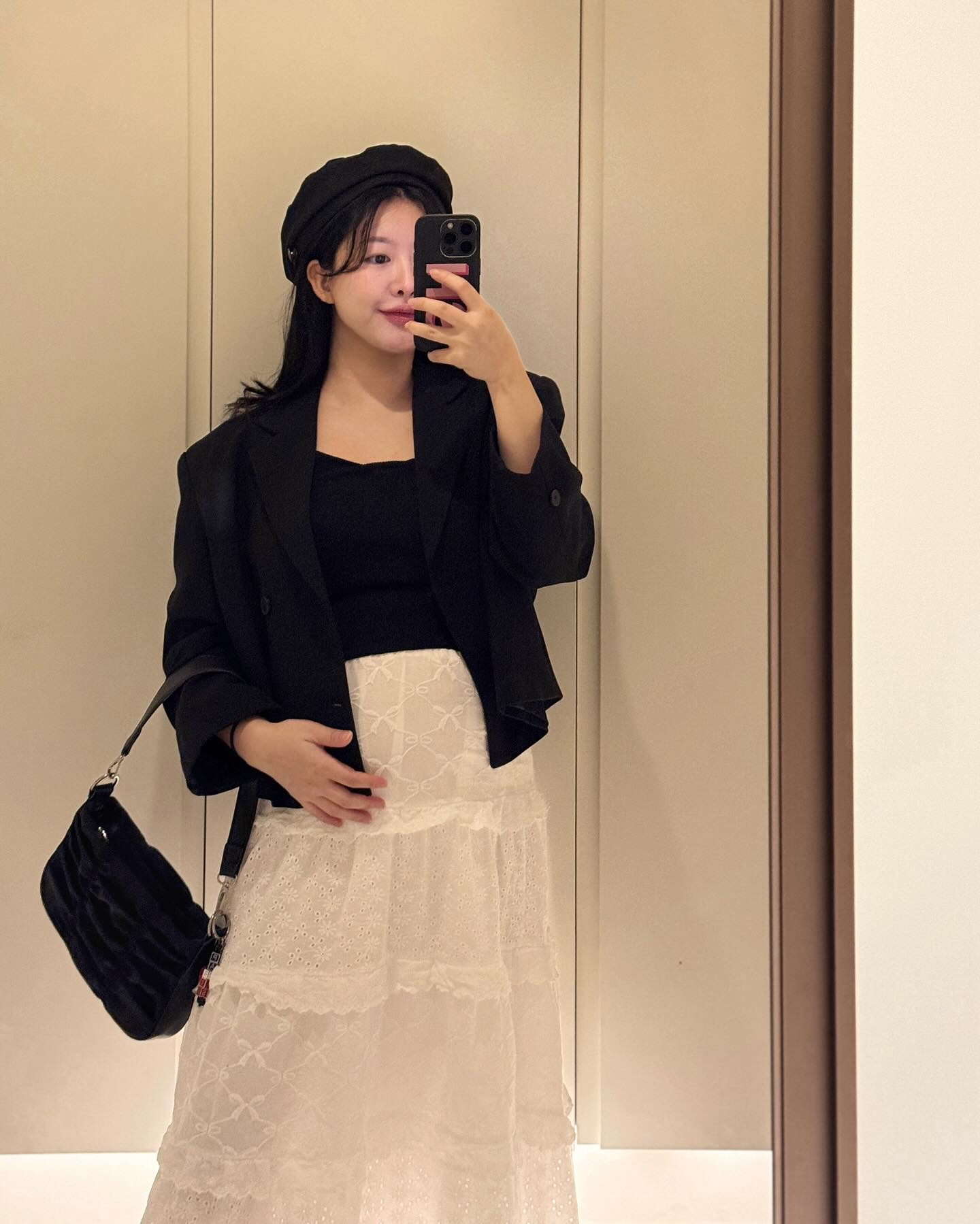 22주차 되니까 일주일 사이
급격하게 튀어나온 뚠뚠이 배🤰🏻

정말 이제는 들어가는 하의가 없어서
급하게 저렴이 밴딩 스커트 하나 샀는데 
휘뚜루마뚜루 맨날 이것만 입고 다니는 중이쟈냐

이젠 정말 밴딩 하의 아니면 입을 수 없는
몸이 되어버린 것이야아 ㅠㅠ😭
.
.
.
#22주 #22weeks #임산부코디 #임신기록 #임산부 #임부복