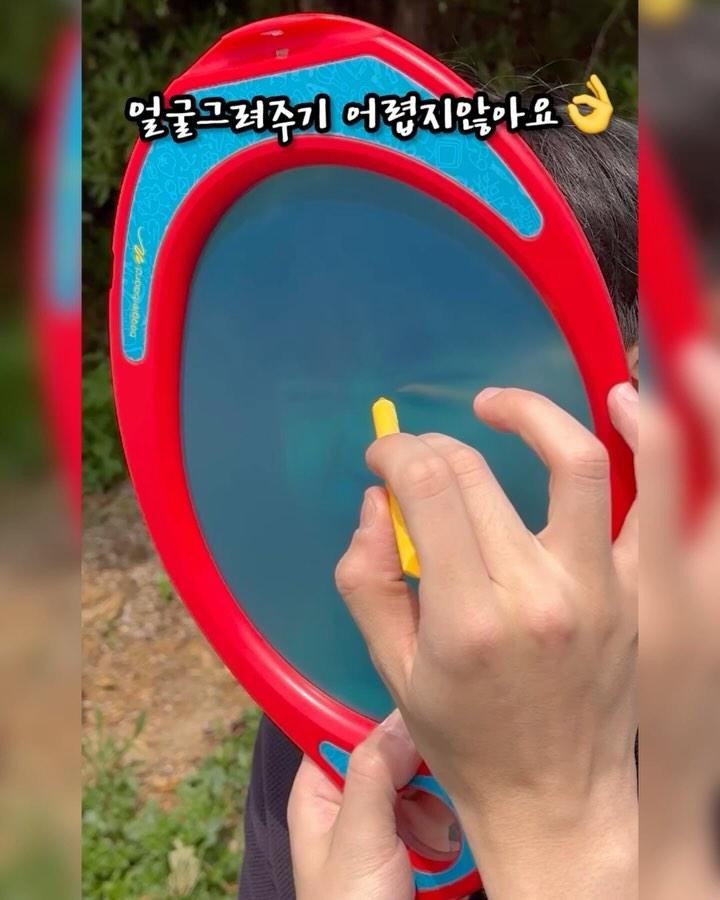 👀 하루에 얼마나 우리 아이의 눈을 바라보고 
눈을 마주치고 있나요? 
이제 부기보드로 매일 아이와 눈을 맞추며 서로의 감정을 나누고, 얼굴을 그려보세요! 🎨💖

요즘 우리 집에 없으면 안 될 필수템, 바로 부기보드예요🌟 
평범한 전자노트라고요? 아니죠! 🚫

그 유명한 부기보드 정품, 맞아요! 
전자노트로서 일석오조의 역할을 해내는 
부기보드 화가노트랍니다! 🖌️✨
🤗이번 공구에서 놓치지 마세요
📆구매가능 기간 4/10~4/17
  오전 11시이전 구매시 당일출고 됩니다🚚

🎨✨ 매일이 특별해! 부기보드 화가노트로 창의력 UP! 🌈

👀 반투명 디자인으로 아이와 눈맞춤 그림 시간! 
서로의 얼굴을 그려보며 마음까지 통해요!💕

🖌️ 창의력 촉진: 상상한 모든 것을 그림으로! 
아이의 상상력이 쑥쑥!🚀

🌍 친환경적: 종이 없이 반복 사용! 환경도 지키고, 
창의력도 키우고! 🌱

부기보드 화가노트로 가족의 소통과 창의력을 함께 키워보세요! 🎉
