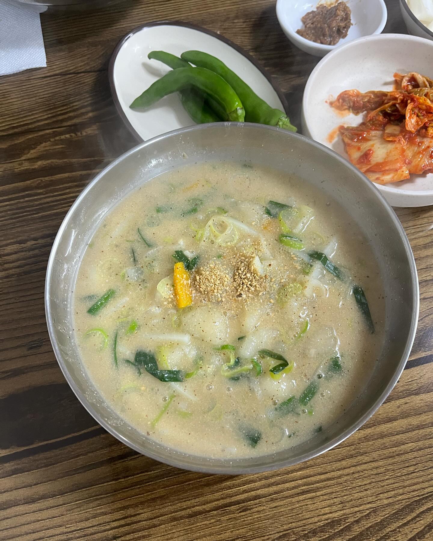 ♡
📍영월 감자옹심이 맛집
🧡감자바우 옹심이🧡

쫀득쫀득 옹심이가 들어가는
구수하고 진한 들깨칼국수

신선한 겉절이김치에
무료로 먹을 수 있는🫶
보리밥 에피타이저까지

강원도의 맛을 느낄 수 있는
현지인 찐맛집이에요👍

✔️점심에만 영업해요😉