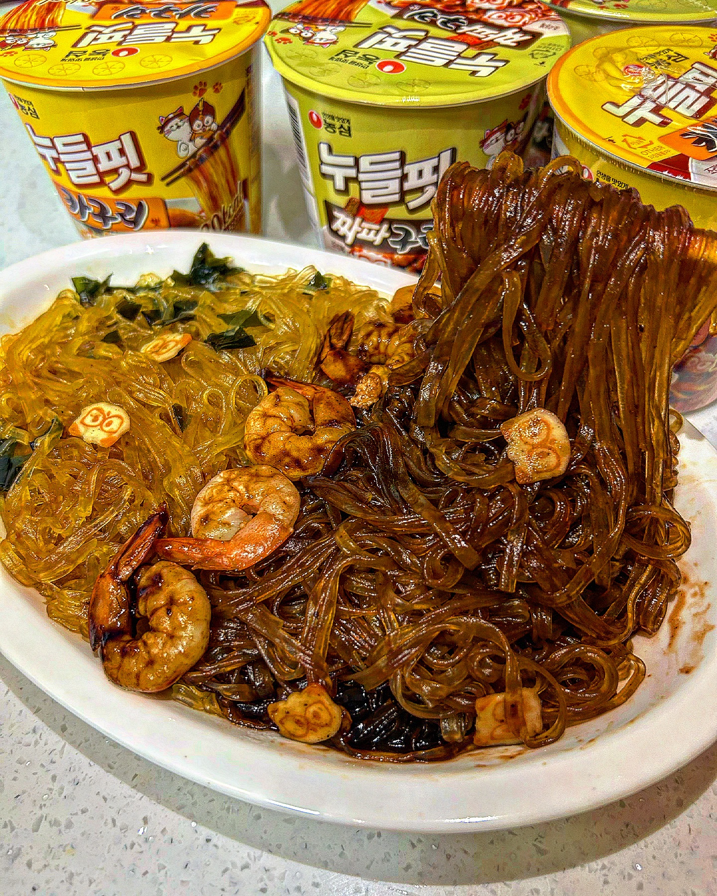 #광고 누들핏 처돌이로써 이건 꼭 먹어야해 ‘누들핏 짜파구리맛 & 카구리맛’ 

라면 중 손꼽아 좋아하는 누들핏에 신상이 나와서 먹어보았읍니다 
기존의 짜파구리, 카구리의 맛은 그대로 재연하면서 면은 4배 두꺼워진 굵은 당면이라 소스가 잘 베인게 굳!! 거기에 가벼운 칼로리라서 김밥, 라면 조합으로 먹어도 죄책감이 덜어지는 효과까쥐~ 광고라서 먹었지만 한동안 주식으로 먹게될꺼 같아요 추우천!.! 

#신상라면 #비빔라면 #라면스타그램 #농심 #누들핏 #농심누들핏 #누들핏짜파구리맛 #누들핏카구리맛 #편의점신상 #사발면 #컵라면 #컵라면추천 #라면레시피