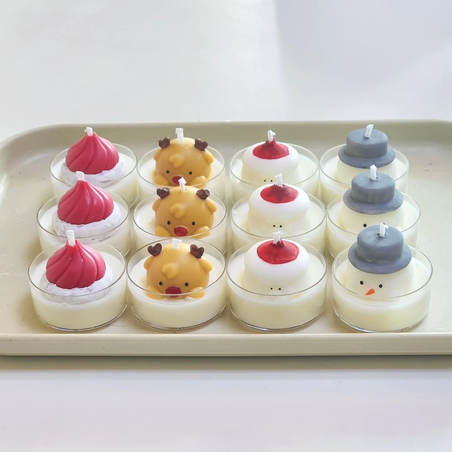 🧑🏻‍🎄🫎🎅🏻⛄
겨울 그리고 크리스마스하면 생각나는
산타모자, 루돌프, 산타, 눈사람을 모아모아
티라이트에 쏘옥-
손이 생각보다 많이 가지만 귀여운건 포기 못하죠🤭

🏷 캔들 구매, 스스 '어뮤징마켓'
🎁 답례품 및 대량주문 문의 카카오톡 «어뮤징»