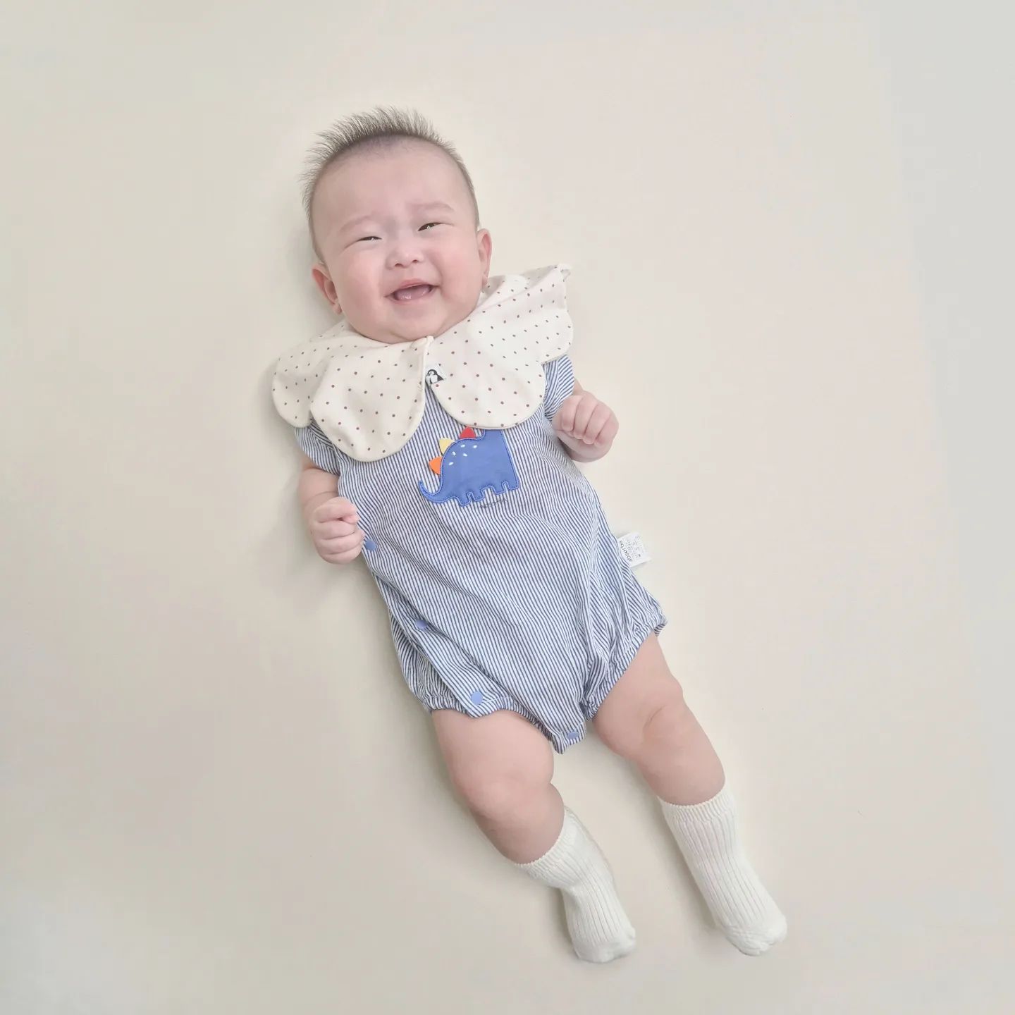 조리원 동기모임룩👶🏻

d+135
조리원 동기 아기친구들 만나러가기전 한컷
큰고모가 선물해준 용띠아기 용띠옷
침쟁이에게 턱받이는 필수🤍

#생후135일 #4개월아기 #귀여운아기 #웃는아기 #용띠아기
#용띠아들 #아기사진 #babyphoto #아기옷코디 #조리원동기