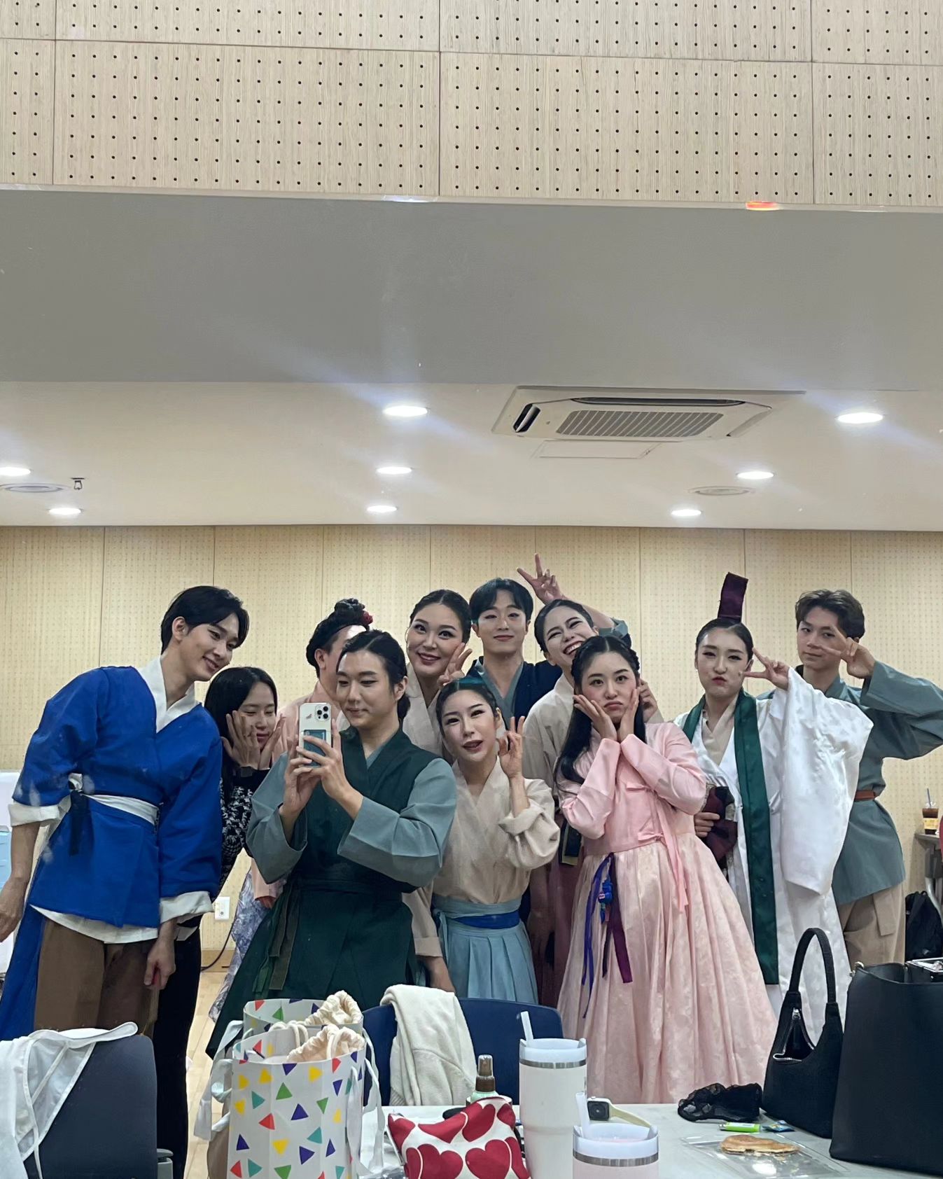 이럴 수 있을까 싶게 좋은 사람들로 가득했던
조선셰프 한상궁
끝!
😆
#공연 #막공