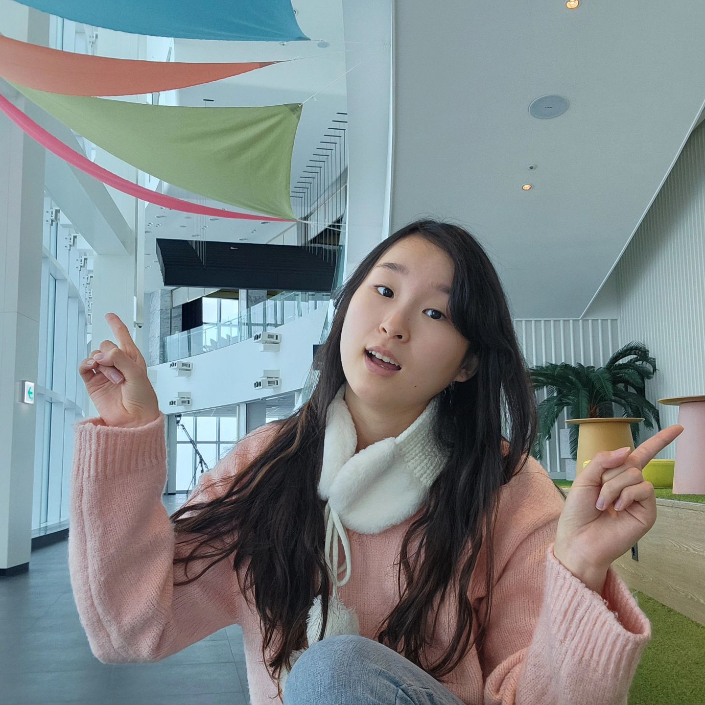 #부산여행기 마지막 날😝
제가 간 곳은 어디일까요~?
.
.
비바람이 몰아치던 그 날을 잊지 못합니다
비닐 우산을 지켜가며 동생과 껴안고 가던 그 추억들..ㅎ
용케 100층까지 올라섰지만 부산은 볼수없었고
그래도 비 구름 덕분에 구름속을 볼 수 있는 경험도 해보았어요
부산 #busanxthesky 기필코 다시 오리라!🤜

#해동용궁사 에서 대나무도 보고 금불상도 보고
동전던지기 점도 했습니다!
튕겨나가는 동전들 속 제 오백원짜리 동전은 무사히 안착을..💓
제 소원 꼭 이뤄주셔야해요!🙏