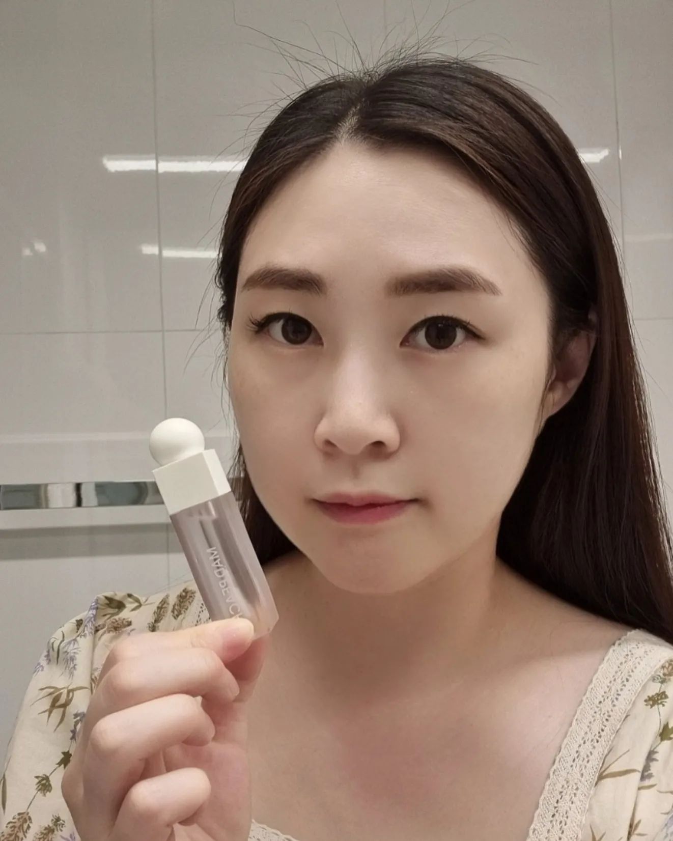 #협찬 madpeach_official_kr #물톡스립플럼퍼

✨️물톡스립플럼퍼는 촉촉하고 탱글한 유리알을 머금은 듯 매드피치만의 글로우핏 고급스러운 광택감으로 모든 립 컬러에도 분위기있는 볼륨감 입술을 만들어줘요💕

▪️수분 증발을 차단하는 오일코팅막이 도톰하게 입술을 감싸주어 볼륨감 있는 입술을 연출해요!

▪️각질이 일어나거나 주름이 부각되는 건조한 입술도 촉촉하고 빠르게 흡수되는 오일이 집중 립 케어를 선사해요!

✨️메이크업 후 사용해보니 도톰하고 볼륨감이 살아나요~ 립 제품의 발색력도 높여주고 건조한 입술에 바르면 보습력도 좋아 촉촉해요🤗

👀얇은 입술을 도톰하게 만들고 싶으신 분
잔주름까지 탱탱하게 채워주고 싶으신 분
간편하게 예쁜 입술을 만들고 싶으신 분에게 추천드려요👍

#매드피치 #MADPEACH #올리브영 #물톡스 #립플럼퍼 #젤리립 #탕후루물먹립 #올리브영추천템 #물먹립 #립플럼퍼 #립플럼퍼추천 #젤리립플럼퍼