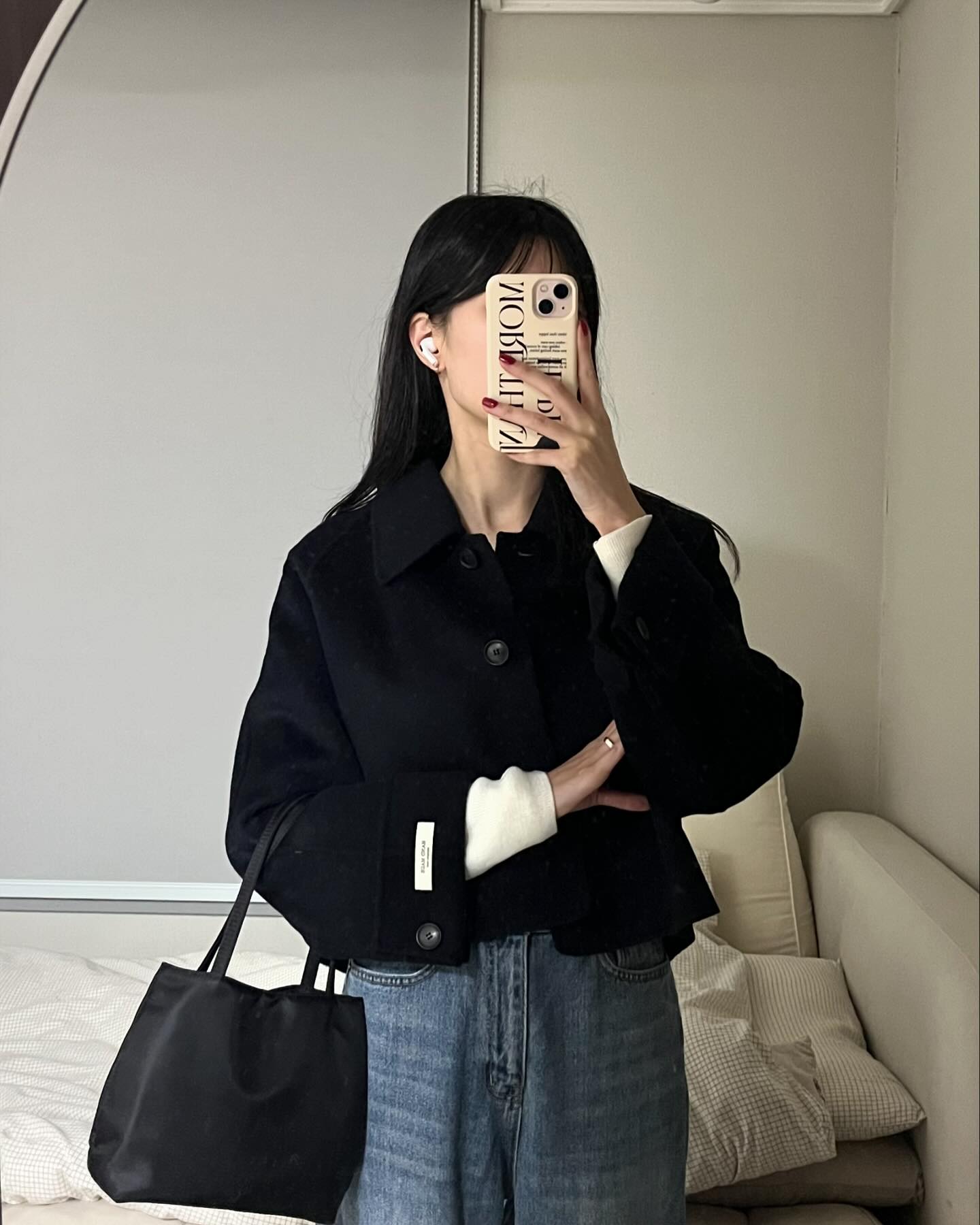 오늘 오후출근 했는데 볕이 정말 따뜻하더라고요! 그래서 겨울엔 추워서 못입었던 숏코트를 오랜만에 입었어요 ☺️ 이너로는 자주가던 쇼핑몰에서 산 브이넥 니트 개시했는데 짜임이 너무 별로여서 실망 ㅠㅠ 그래도 이왕 샀으니 헤질때까지 입어보겠습니다 🥲

오늘 저녁은 우리가 (나만일지도..) 사랑하는 김찌 🧡
⠀
🤍 outer : perbit_ 
🤍 bottom : _feelings2 
🤍 bag : anedit_official 
⠀