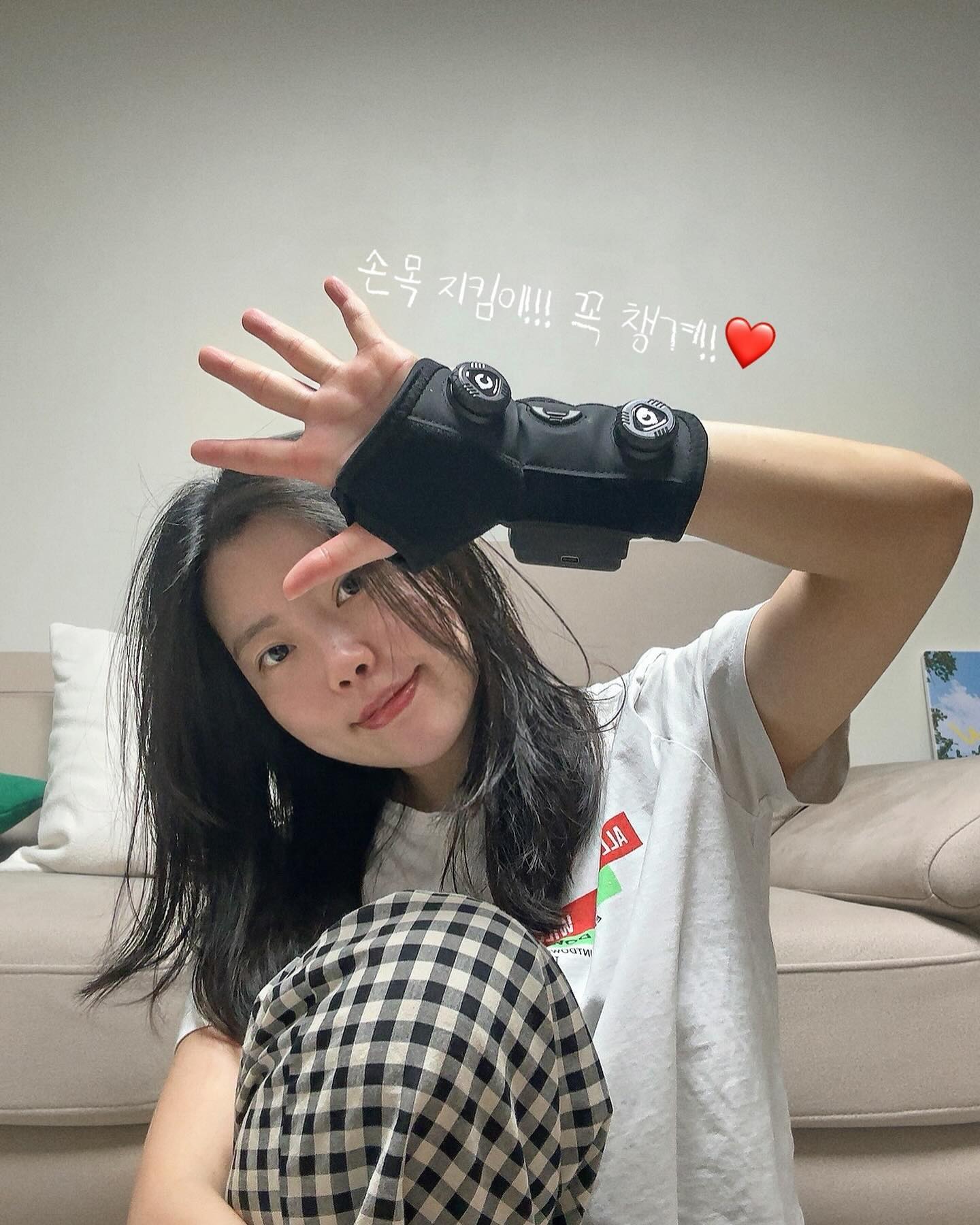 손목 지킴이 #큐어리 오픈안내!

건강미 하면 빠질 수 없는 이시영 님이 모델로
계시는 큐어리 저주파 마사지기!

미블리가 큐어리 첫 공구 진행으로 함께 하게 되었어요🫶
핫하고 좋은 제품은 미블리와 함께 발 빠르게 만나보기❤️

큐어리 저주파 마사지기는 부위 별로 여러 개의 패드를 가지고 있는데
저는 평소 습관에서 테니스도 하고, 운동, 집안일, 핸드폰을 습관적으로 하기 때문에 거기에 맞춰 손목 마사지기로 데리고 왔어요☺️ 

✨온라인에서 우리가 만나 볼 수 있는 의료등급 품목 중에서도
최대 등급 2등급을 받은 제품으로 신뢰할 수 있는 저주파 마사지기에요!
구매하려고 했던 마사지기들 의료등급을 확인해 보기!

✨일반적으로 마사지기들이 몸에 맞추기 위해서
찍찍이나 손으로 갖다 대는 형태의 제품들을 사용했었는데
큐어리는 다이얼로 딱 맞게 밀착해서 케어 할 수 있어서
마사지 하는 동안 들뜸 없이 고정력 있게 마사지를 받을 수 있어요

✨무선 이용, 전용 앱 관리, 반영구적 패드, 유지비용 0,
건식 사용 가능, 총 20단계 세세한 강도조절까지

✔️어버이날 선물 찾으시는 분들은 첫날 구매 하면
10일 전에 받으실 수 있을 수 있답니다.

▫️ 큐어리 손목 저주파 마사지기 구성
손목 패드 + 리모컨 + 젤 구성
구매 후 큐어리 리뷰이벤트까지 참여해 보세요~🫶

▫️ 큐어리 공구 일정 5월 6일(월)~8일(수) 단 3일간!

*mi_vely1 프로필링크에서 9시 이후 선오픈*

.
.

#큐어리 #큐어리저주파마사지기 #저주파마사지기 #손목마사지기 #손목터널증후군 #손목통증 #마사지기 #ems마사지기 #어버이날선물추천
