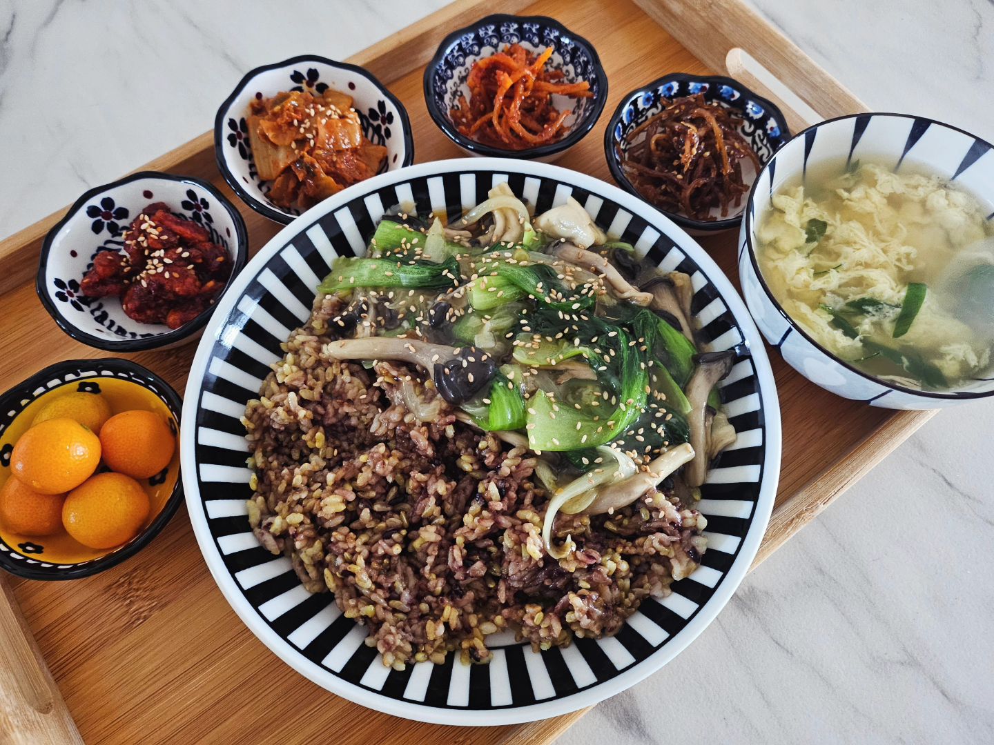 🍽

청경채와 버섯볶아서 덮밥!
짝꿍 계란탕까지😄

#오늘뭐먹지 #오늘의메뉴 #점심밥상 #상차림 #반찬메뉴 #청경채버섯덮밥 #새우강정 #볶음김치 #진미채볶음 #우엉조림 #금귤 #계란탕