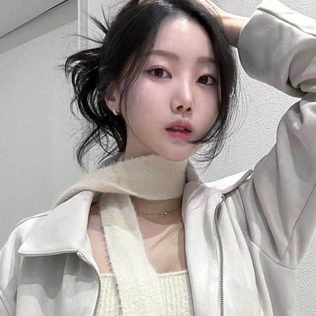 @_seoha__ on Instagram: "#광고 @1rony9orno_official 와 함께 합니다🫶🏻 - 멋장이들은 이제 슬슬 봄옷 준비해야지오 폴리 100% 소재로 만들어진 오버핏 실루엣의 비건스웨이드 자켓🤍 투웨이 지퍼로