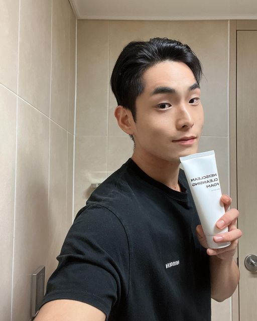 백광렬 on Instagram: "#광고 여러분들은 세수할 때 클렌징 폼 쓰시나요? 저는 항상 촬영가고 뭐 어디 놀러가고 할 때 메이크업을 자주 하다보니 클렌징 폼 항상 사용하는데요! [히즈클린 HEISCLEAN