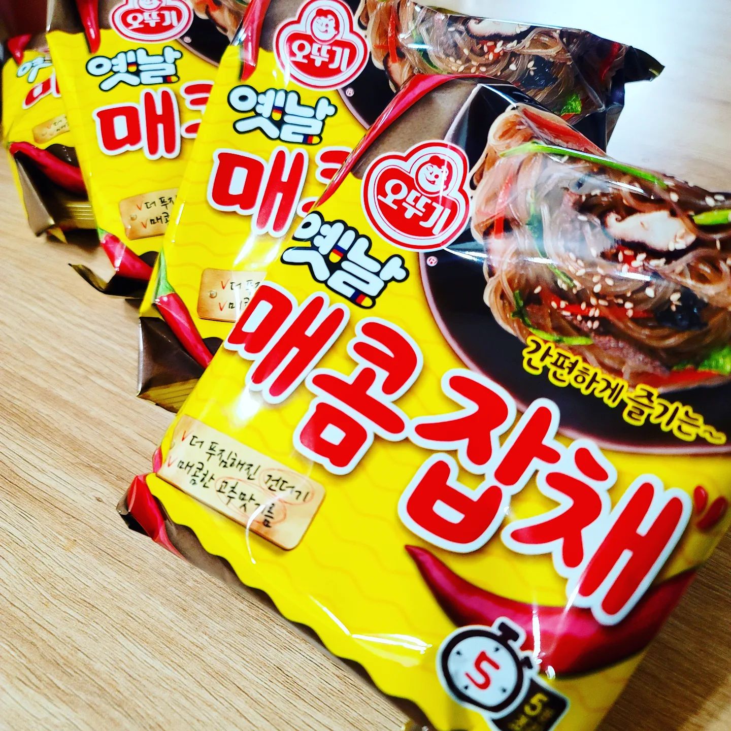 #이벤트당첨 #오뚜기매콤잡채

오뚜기에서 진행한 이벤트에 당첨되서
매콤잡채를 받았습니다🥰👍

매콤잡채와 마라로제파스타소스를 받았는데
갑자기 분만하러 와서.....
마라로제파스타소스는 나아중에~~~ 보여드릴게요 ㅎ

받자마자 우리 낭군님 잡채밥 해줄 생각에 룰루랄라💕

잡채가 그렇게 만들기 어려운 음식이라는데
라면처럼 만들어서 이게 맛이날까? 생각했는데
와우😲💕

김치찌개 좋아하는 낭군님이
잡채먹고는 김치찌개는 쳐다보지도 않더라고요🤣

살짝 매콤한 맛에 잡채라서 끝까지 맛있게!

생각보다 양도 넉넉해서 잡채밥으로 먹기 딱 좋았어요!!
쓰다보니 또 먹고 싶어지네요😆👍
아마도 이거 가끔 사서 먹는 특식이 될 것 같아요!!

#오뚜기 #매콤잡채 #잡채만들기 #잡채밥 
#잡채레시피🍽 #추천맛도리 #신혼부부밥상