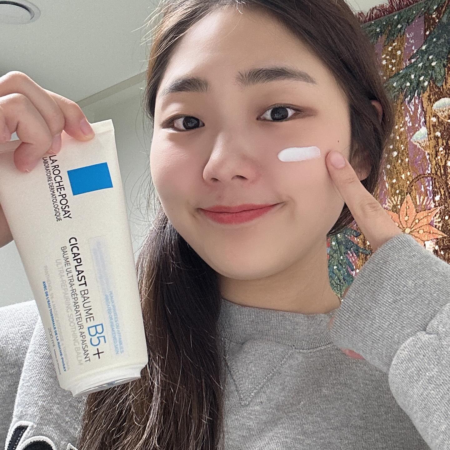 #협찬
전세계 한국 단독 200ml 슈퍼 점보 시카 출시☆
기존 100ml보다 더 큰 200ml 슈퍼점보시카는
용량도 커지고, 가격도 합리적이랍니다 !!!

올리브영 온오프라인에서 선런칭으로 만나볼 수 있는데요~

시카밤 200ml 하나만으로
장벽케어와 겨울철 보습 관리는 끝!
얼굴뿐만 아니라 슈퍼 점보 사이즈로 바디케어까지 뚝딱!
마음껏 발라보자구요~^^

eco friendly 패키지로 환경을 생각한 디자인 이랍니다 :)
종이 + 플라스틱 결합 튜브로, 기존의 플라스틱 사용을 줄인
소형캡을 사용하여 플라스틱 사용을
무려 64.9% 절감하는데 성공했어요~!!
본품뿐만 아니라, 포장을 위한 세트박스도 재활용 크라프트지로
만들어 환경을 생각한 찐 eco friendly 패키지 이런 건
칭찬해줘야해~!!!🫶🏻

시카플라스트 밤B5+ 200ml 를 사용할 때
데일리 스킨케어로도 사용하고, 저녁에 스페셜 케어로
슬리핑팩으로 평소보다 두툼하게 올려서 마스크팩 처럼
10분 정도 바르고 쫙~ 흡수 시켜주면 다음날 반짝반짝
🍯꿀광피부결로 속건조 없이 하루종일 촉촉하답니다 bb

올리브영 단독 선 런칭으로 1월 기획세트를 만나보세요!
1월 한달간 올리브영에서
최대 31%할인된 가격에 겟 할 수 있답니다!
시카밤 200ml + 시카로션 50ml 1개 & 시카밤 3ml 2개로
구성된 기획세트!🎁

점보사이즈로 온가족 다 같이 사용해보자구요~^^

”본 포스팅은 업체로부터 제품을 제공받아
직접 사용해본 후, 솔직하게 작성한
포스팅이며 개인 차가 있을 수 있습니다.“
.
.
.
#라로슈포제 #시카플라스트밤B5플러스 #시카플라스트
#슈퍼점보시카 #장벽강화습관 #시카루틴 #인생시카 
#겨울보습추천 #스킨케어추천 #올영추천템 #공정무역 
#피부장벽케어 #이청아 #트라이바이오마 #마데카소사이드 
#판테놀 #뷰티 #뷰스타 #크림추천 #속건조 #인생크림