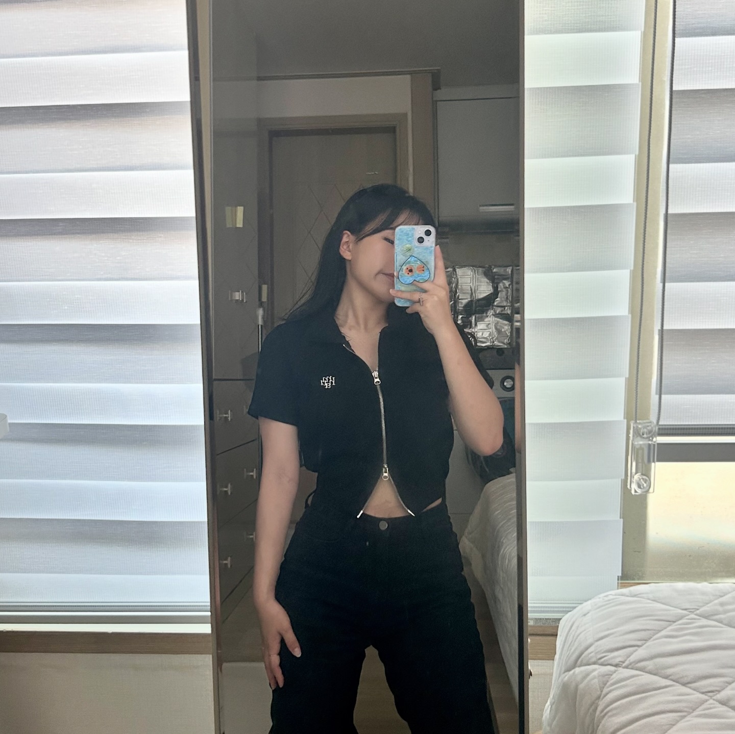 새옷과 함께한 눈바디💖

투웨이 지퍼로 열리는 크롭 반팔 넘넘 갖고 싶어서
눈여겨 보다가 하나 장만했어용..🫶

요즘 공부한다고 약속을 잘 안잡고 있는 편인데
미리 잡혀있던 약속이 있어서 오랜만에 힐링하구 왔어요!!

노을 지는 한강을 보며 피크닉을 즐겼는데
러브버그🪰파티였던 거 있져? 

감히 족발을 탐낸 녀석은..!
무서운 최후☠️를 맞이했습니다 ㅎㅎ

러브버그가 모기도 잡아먹는 익충이라는 이야기가 있던데..!
그래도 너무 많아서 조금 줄어도 괜찮을 것 같아요😂

2차로 맥주랑 과자를 먹었는데🍺
참기름 감자칩(?) 요녀석 그냥 밥도둑 맛이에여!!! 
그래도 저의 원픽은 먹태깡💚

맥주 홀더는 신발만 있으면 아주 딱이에오💖
신발에 아주 그냥 쏘옥 들어가서
맥주 쏟을 걱정없이 마시기 좋더라구여 ᐠ( ¨̮ )ᐟ

힐링 제대로 했으니 
또 열심히 달려어어어어어엇🔥
.
#눈바디 #ootd #유지어터 #다이어터 #치팅 #한강 #한강피크닉 #헬린이 #다이어트소통 #헬스하는여자 #운동소통 #운동하는여자 #한강노을 #한강공원 #피크닉 #힐링스타그램