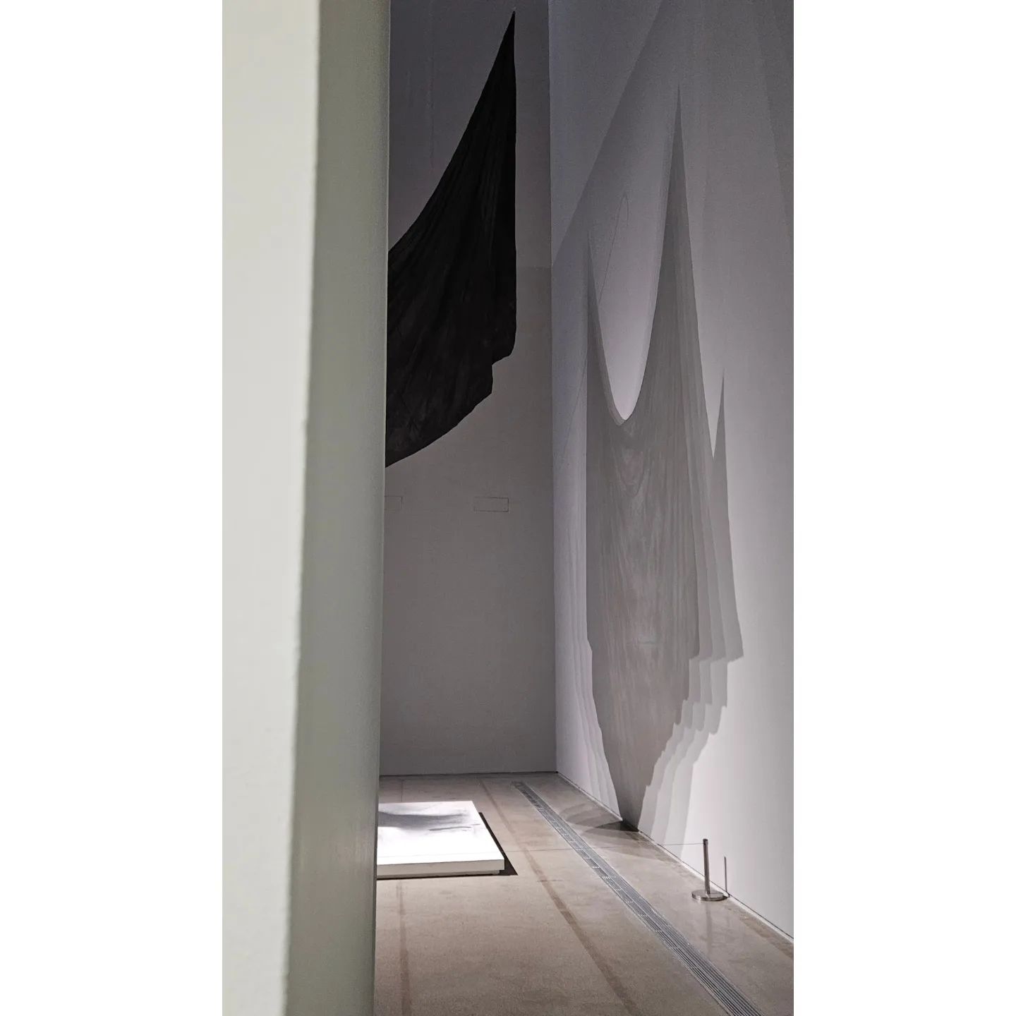 #MMCA #국립현대미술관서울
#s23plus 
#Epik
#monotone
#한옥마을

사실 젤 마음에 드는 사진은
10번째 사진이라죠?

1. 그림자도 작품인데 내가 찍은 사진 보고 알아챈 사람과
2. 수직수평
3. 물은 옳지
4. 작은 전시들
5. 움직이는 전시회
6. 누워서 보는 전시회 최고네..
7. 작품을 보는 다른 사람
8. 작품을 보는 다른 사람 2
9. 빛이 예뻐서
10. 몬가 편안 몰?루¿