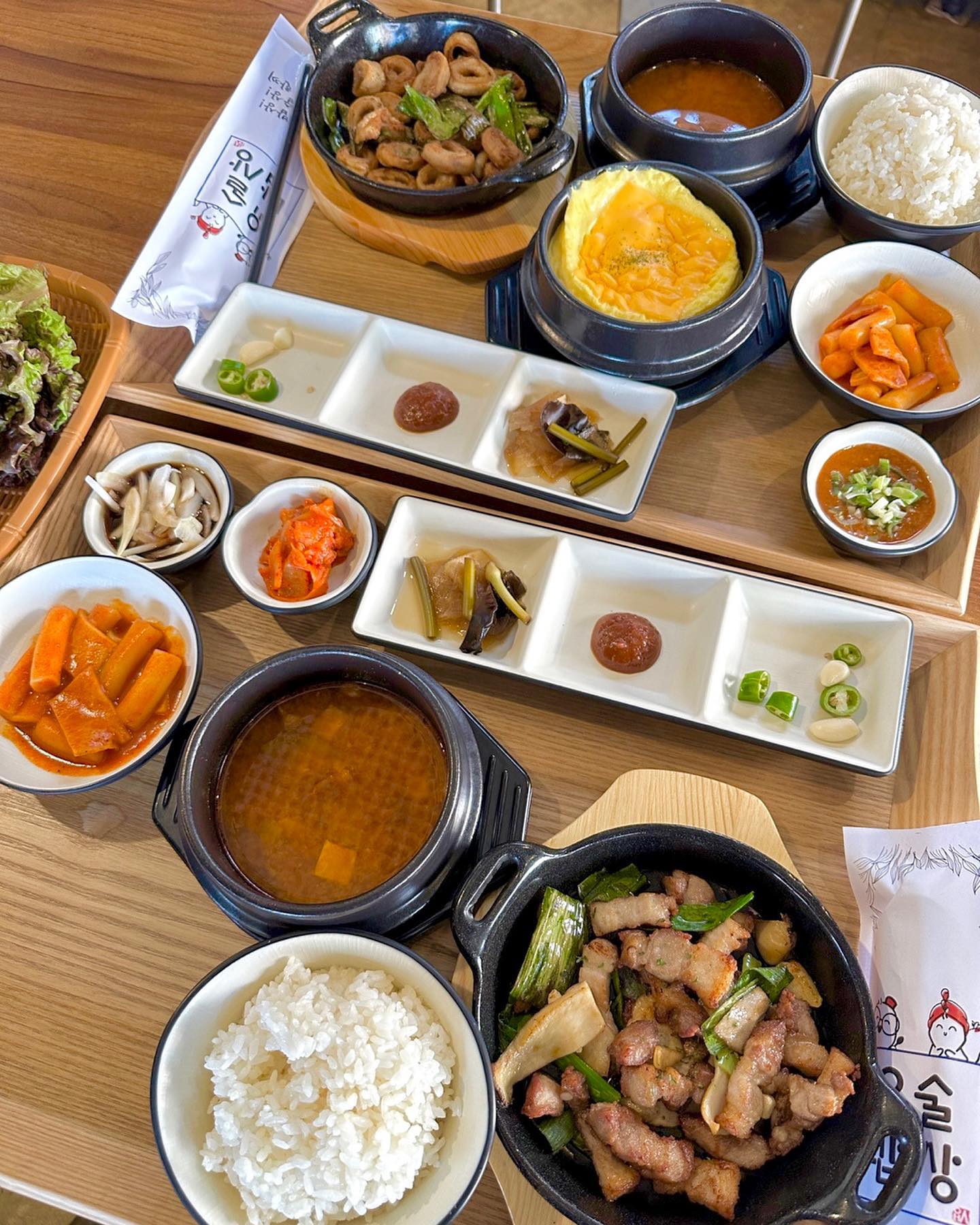 #협찬 #요술밥상
동대구역 근처 한식맛집, 안주맛집 <요술밥상>🪄✨

신세계 백화점 인근에서 한끼 든든하게
먹을 수 있는 한식 맛집을 발견했어요!💗
심지어 만원에 소주가 무제한으로 제공되는 서비스까지🍶

📎요술막창한상(11,000), 삼겹살한상(10,000), 치즈계란찜(4,000)+아메리카노, 아이스티 주문

막창 한상, 삼겹 한상 그리고 보들보들하고 고소한 계란찜까지🥚
양도 최고, 맛도 최고인데 저녁에 오면
소주 무제한에 안주로 먹어도 좋을 것 같아요☺️👍🏻

밥과 카페 그리고 주류까지 모~두 가능한 곳이라
낮에는 한식세트로, 밤에는 안줏거리
그리고 보드게임까지 구비되어있어요🎲✨

신세계백화점에서 걸어갈 수 있는 위치여서
쇼핑하고 살포시 걸어오기도 좋고,
기차나 버스 기다리면서 시외로 나가기전에
🍚한끼 든든하게 먹고 가기 좋은 맛집! 💗
(업체로부터 제공받아 솔직하게 작성한 리뷰입니다)

✔️ 대구 동구 효신로 15길 3
✔️ 매일 10:30~23:00