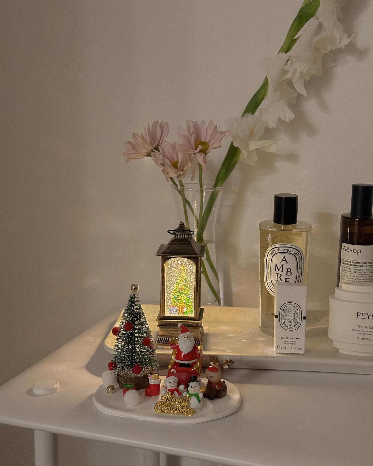 _ 🎄

주말에 결혼식에 모임을 다녀오니 주말이 끝나버렸어요🫠
트리 꺼내고싶은데 혼자는 못하고, 오너먼트도 사야하니 
남편 쉬는 날을 기다려봅니다.. 
그러면서 트리 사진 많이 보다보니 저도 트리 설치 전 
분위기라도 내고싶어서 𝑀𝑖𝑛𝑖 쇼핑🤭 2만원의 행복입니다🎄

결혼식 끝나고 받아온 꽃도 나눠서 집 안 곳곳에 두고, 
요 자리에도 하나 놔줬어요🌷 
출근 전 찍은 사진으로 이번 주도 힘내봅니당

(11월 안에는 트리를 꺼내보도록.. 이 달의 다짐✨)

#크리스마스장식 #크리스마스소품 #크리스마스잇템 #오하우스 #오하우스시즌9 #크리스마스준비