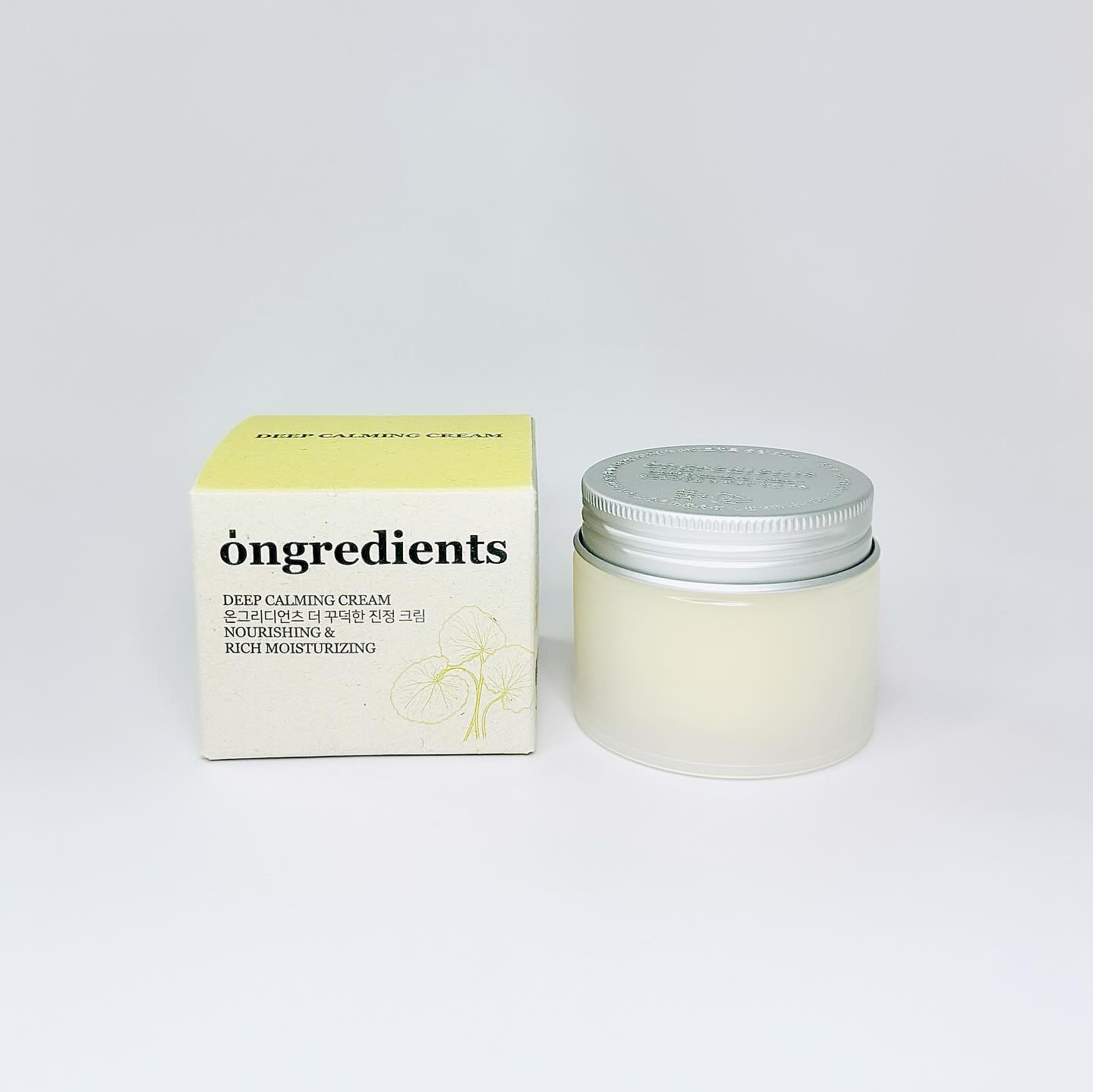 #협찬

✅ 온그리디언츠<더 꾸덕한 진정크림>
ongredients.official

이놈의 건조의 계절은 언제 끝날련지~
30대 중반에 들어서니 여태 잘 몰랐었던 속건조까지 느껴지는거 있죠?!😭
속건조까지 싹~잡아줄 좋은제품 어디 없나 보다가 에스테틱 러브콜 템💛24시간 속보습을 지켜주는 유기농 병풀크림인 온그리디언츠, 더 꾸덕한 진정크림 발견👀

✔️피부 진정 
유기농병풀추출물, 진정 특허 Complex
병풀의 마데카식산 성분이 외부 스트레스로 지친 피부를 진정시켜 주고 피부 본연의 자생력 UP

✔️피부 보습
세라마이드 Complex
무너진 피부 장벽을 강화하는 핵심성분으로 피부 장벽을 개선하고 수분 손실을 막아 강력한 보습을 선사

✔️피부 장벽
NB P-COMPLEX[특허성분]
•슈퍼 채소 몰로키아, 자색당근, 마테, 보리지 4가지 천연 식물로 구성된 피부 컨디션 특허 성분
•우수한 유효성분(베타카로틴/안토시아닌/클로로겐산/로즈마리산)함유로 피부 장벽 회복&피부 강화

속건조 뿐만아니라 외부 자극으로 부터 씅난 피부도 토닥토닥 진정시켜주며 보습과 장벽까지 책임지는 우리의 꾸덕크림🫶

꾸덕크림이라는 이름답게 연노랑색의 꾸덕함이 뿜뿜 느껴지는 제형으로 부드럽게 발리며 깊은 보습감을 선사해요! 보통 꾸덕한 크림 중에서는 끈적한 마무리감이 느껴지는 제품들도 있는데 이 제품은 마무리감도 끈적임없이 촉촉하고 영양감 가득한 보습감만 느껴지니 정말 좋더라구용👍속건조때문에 발라도 발라도 채워지지않는 느낌이였는데 속건조를 싸악 잡아주니 하루종일 촉촉함 못잃어~~💛

#온그리디언츠 #진정크림 #꾸덕크림 #속건조 #ongredients #Kbeauty #Kskincare
