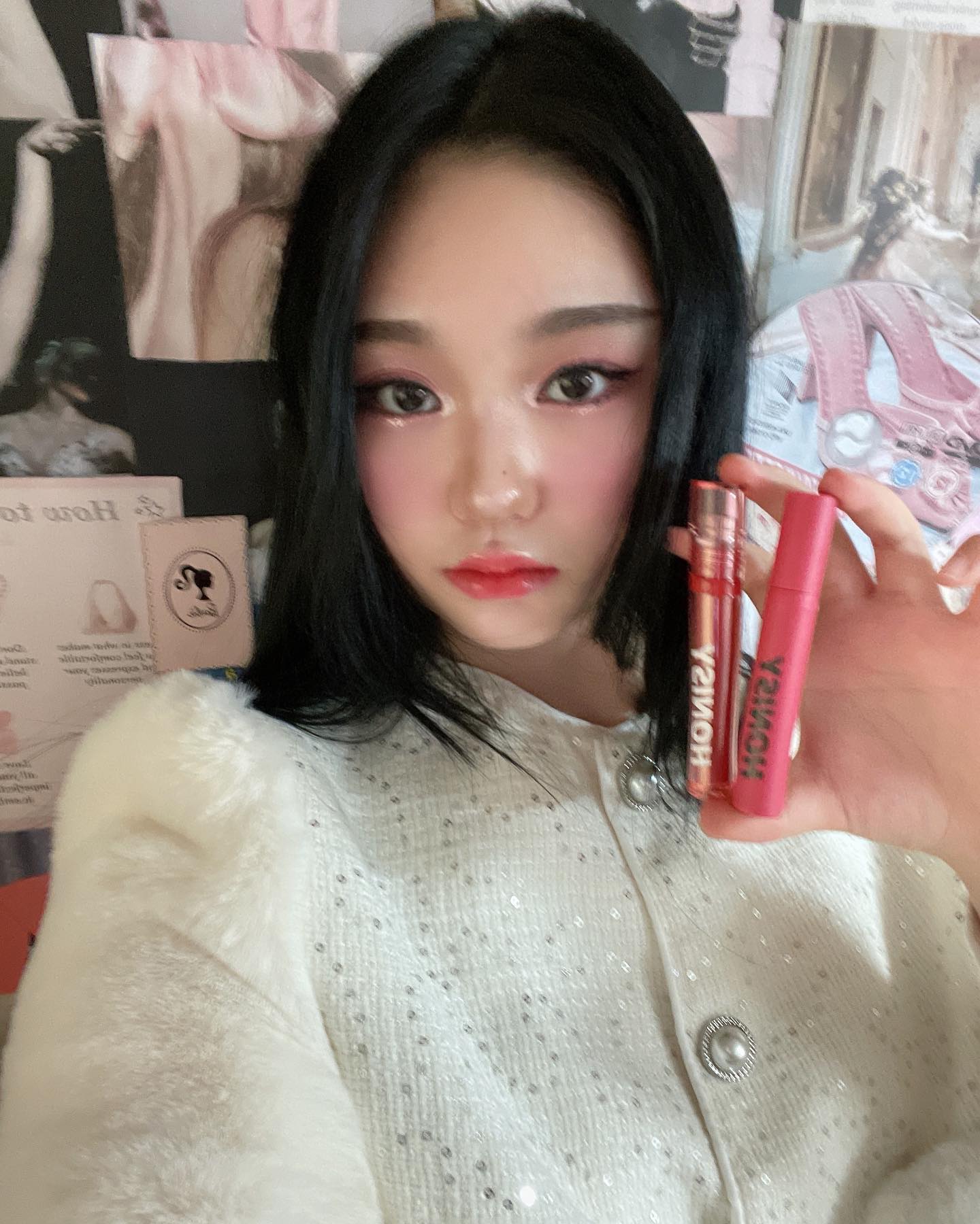 #협찬 #ad  honisy_official 

저는 허니시 #스프링핑크패키지 에서 플룻글로이틴트 03 #랒으벨히, 미스터리벨벳틴트 01 #키스마크를 써봤습니다💄 
패키지에는 하트박스에 틴꾸 스티커가 포함되어 있어서 저처럼 예쁘게 틴트를 꾸며서 사용하실 수 있습니다. (스티커는 4.19 까지 증정이 됩니다)
두 가지 틴트 모두 발색력이 너무 좋고 잘 지워지지 않고, 또 입술에 걷도는 현상이나 끈적임 없이 생기와 입술 볼륨감을 돋보이게 해주는 점이 너무 좋았습니다! 
허니시 틴트는 에이블리에서도 구매하실 수 있습니다🩷 

#허니시 #허니시틴트