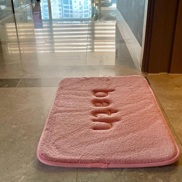 許 玎 on Instagram: "#협찬 [하이어데코몰] 자수 메모리폼 발매트

진짜 가성비 갑of갑 ,,
써 본 발매트 중에서도 체고에요👍🏻

진짜 푹신푹신하더라구요~? 영상에 보여지는 것 처럼 한번 밟으면 푹 들어가서 천천히 올라오는 거 보이는데 그만큼 폭신~하니 좋아효
재질도 엄청 부들부들🫧
밑에 미끄럼방지 빨판도 있어서 절대 쉽게 밀리지 않더라구요
다양한 색깔도 많은데 색감이 다 너무 이뻐서 인테리어에 포인트로 딱~🫶🏻

시중에 동일한 디자인 제품들이 있지만, 하이어데코몰의 경우 담당 직영공장을 통한 제작 및 브랜드 상표권 출원중에 있다고 하네요✨
_

#광고#푹신한발매트#메모리폼발매트#싱크대발매트#발매트추천#인테리어발매트#룸매트#집스타그램#발편한발매트#살림스타그램#욕실인테리어#풋매트#집들이선물추천#온라인집들이#겨울인테리어소품#겨울인테리어아이템#욕실발매트추천#홈데코스타일링#홈데코그램#발매트맛집#욕실매트추천#발매트👣"