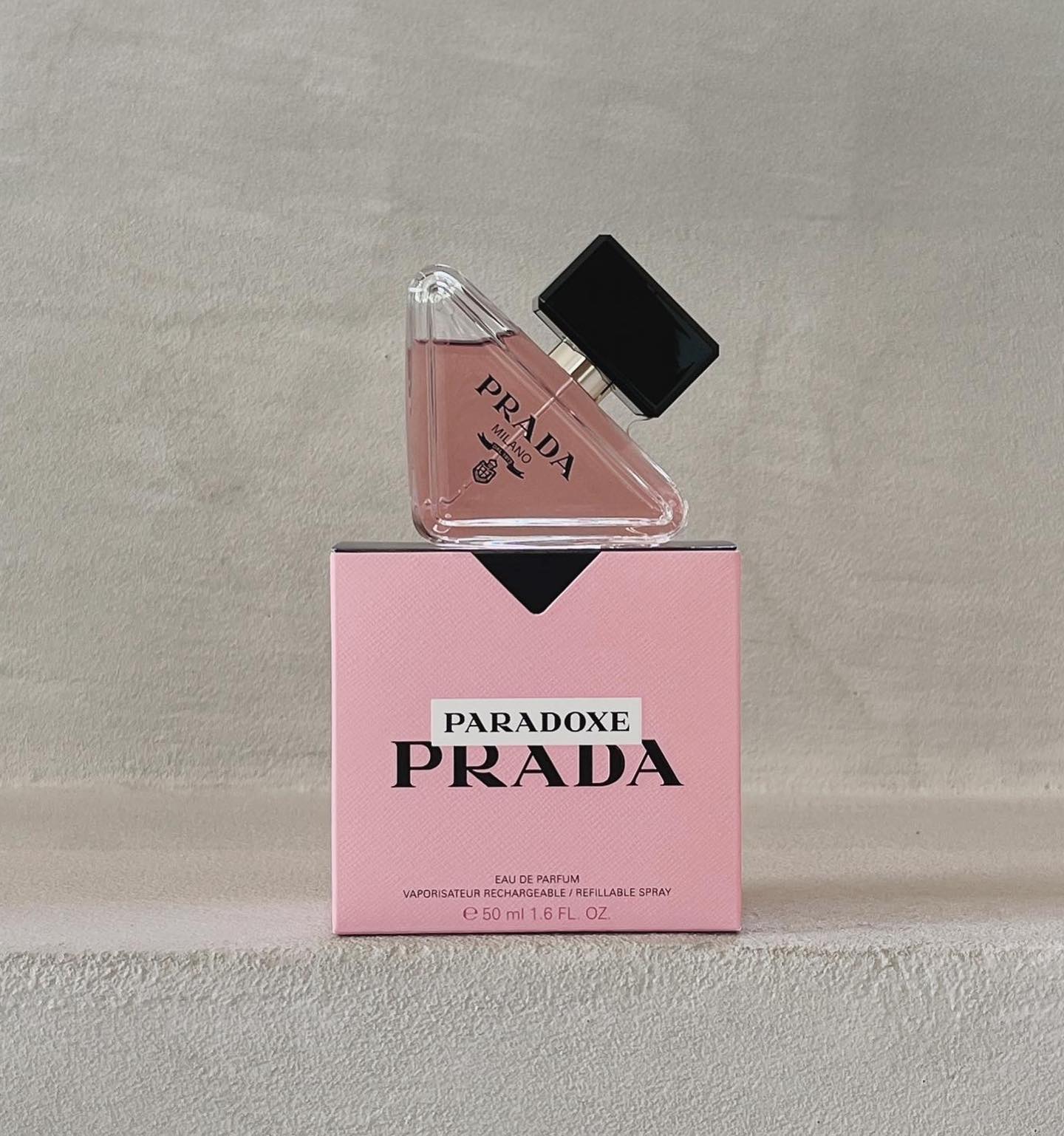 pradabeauty 프라다 향수 추천 🫶🏻

#패러독스오드빠르펭 

시그니처 쉐입인 트라이앵글로 프라다의 아이덴티티와 대담한 향기를 가진 패러독스 오 드 빠르펭.

개인적으로 달큰한 향 계열을 선호하지 않는 편임에도 불구하고 푹~~~~ 빠져버릴 만큼 매력적인 향수 !
머스크향을 베이스로 달달한 꽃향과 시간이 지나면서 나타나는 엠버의 매트하고 묵직한 느낌이 단연 역설적이고도 부드럽다.

프라다다운, 프라다를 사랑하는 이들이라면 꼭 가져야하는 must have item 🕶️
*추가로 패러독스 뿌린 날, 무슨 향수냐고 물어본건 안비밀.

#prada #pradabeauty #pradaperfume #pradabeautypopup #프라다 #프라다향수 #향수추천