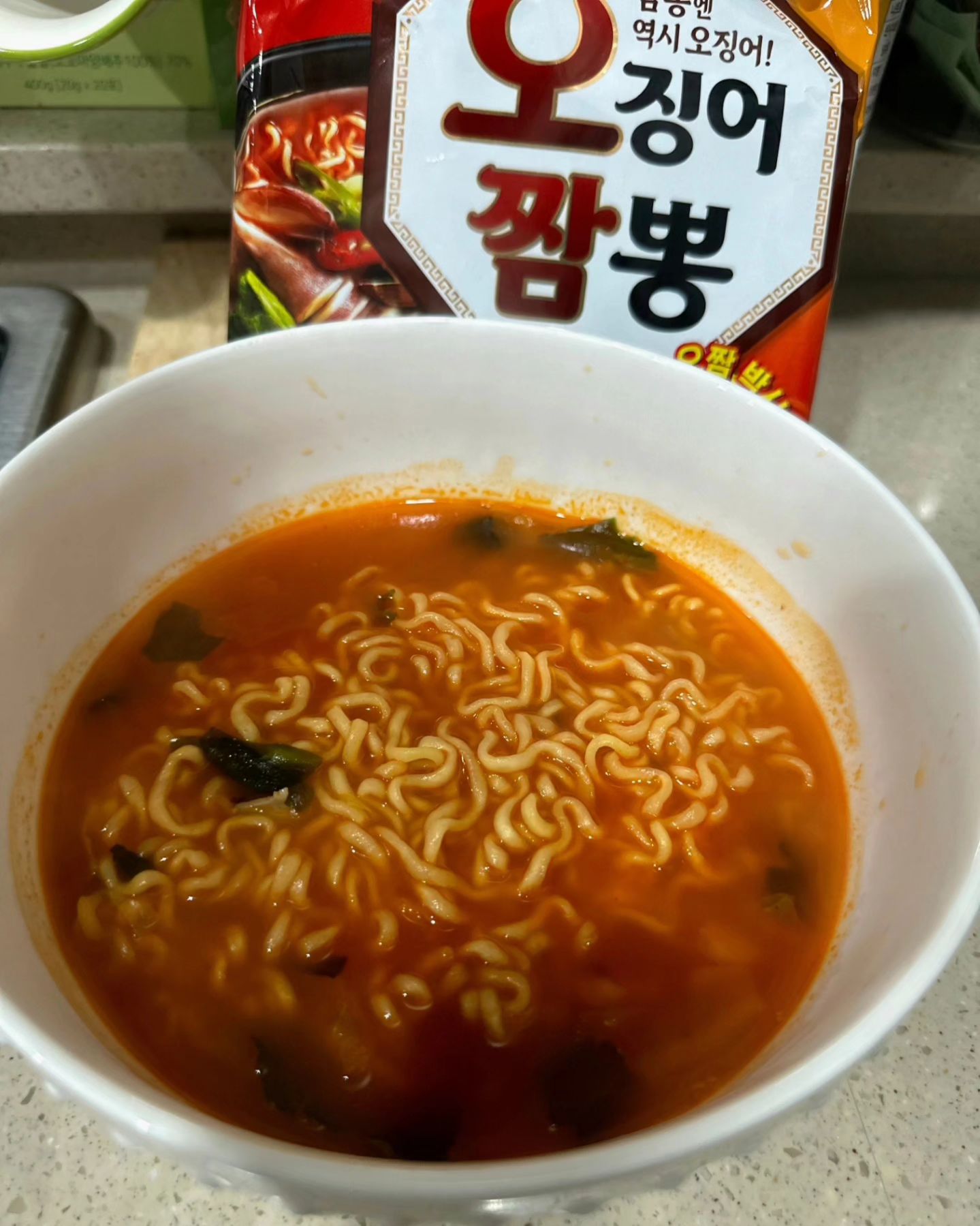 .
#광고 #농심 #오징어짬뽕 

오징어짬뽕으로 속 풀기 딱이쥬?
역시 속 풀때는 얼큰한 짬뽕맛에 목이버섯과 양배추 푸짐한 건더기까지 들어있어 맛도리인 오짬으로 해장하면 방금 먹고 들어온 술도 그렇고 전날 먹은 술도 아주 그냥 싹 풀리쥬🍜
지금 오짬 먹고 있는거 안비밀🤭

이번에 보니 패키지도 변신한 오짬🦑
봉지 오른쪽 하단에 QR스캔하니
오짬박사가 나타나서 인증샷이벤트와 고민상담소 해결
🎁🎁이벤트까지 하고 있네요?
이벤트기간도 매우 넉넉 ~24.02.29까지!!
선물도 엄청 팡팡 쏘고 있어요~!!!!

다같이 오짬으로 속도 풀고 고민상담도 하고
추가 이벤트까지 진행하고 있으니 다같이 참여해요🫶

#오짬고민상담소 #오짬박사 #굿즈 #Nongshim
#오짬연구소 #목이연구원 #오짬