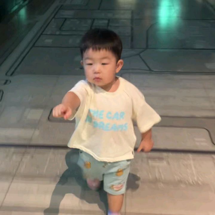 D+642👶

오늘 첨으로 엄마 일터와서 신나게 '슈~웅'이 구경하고 간 꿀별이💓
새벽부터 비몽사몽 이불에 담겨와서 아빠랑 즐겁게 놀고 가줘서 고마워!!
(언제 이렇게 컷나 싶다.. 비행기는 좀 더 크고 타자.. 비행 같이 다닐 생각하니 설렘반+두려움반)
고생해준 울 오빠도 고맙고~ 덕분에 간만에 편하게 출근했따🦸‍♀️
이모들 인기만점 서꿀별 엄마가 얼른 돌아가서 사랑 듬뿍 줄게💕

세상 모든 것보다 아끼고 사랑해 우리가족👨‍👩‍👦❤️

#21개월아기 #행복이days