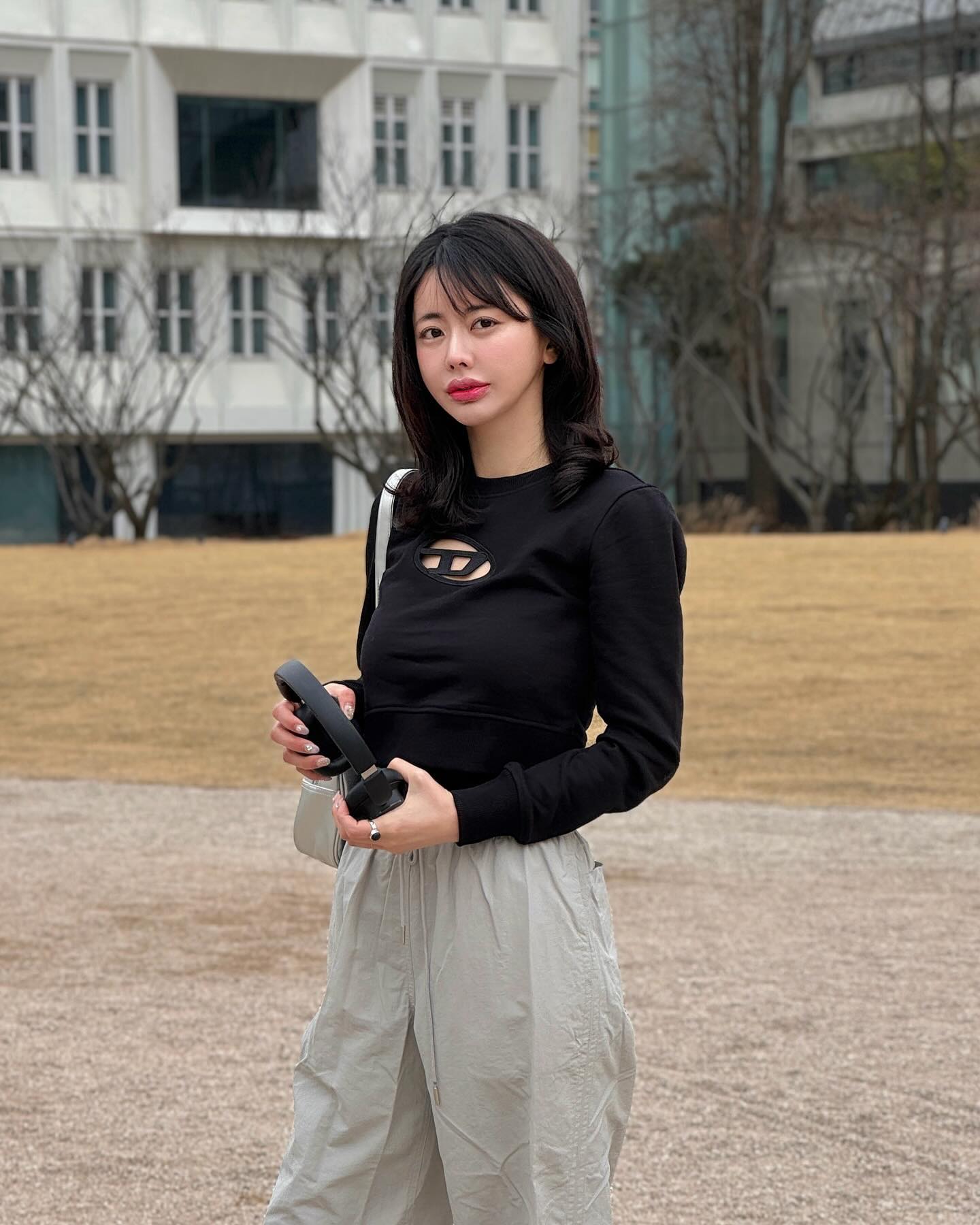 음악들으며 이리저리 걷기🎵
편하게 걷고 싶어서 수아레 나일론 팬츠와 함께했어요. 날 풀리면 데일리룩으로 많이 입을듯🎧

착용 제품 | 수아레_컨템포러리 나일론 팬츠_L.GREY

suarestudio #팬츠 #나일론팬츠 #캐주얼 #수아레 #SUARE #바지 #밴딩팬츠 #오버핏 #여자바지