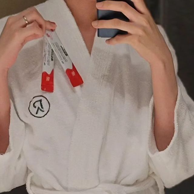 아베크혜진 on Instagram: "#협찬 찬바람 불기 시작하는 환절기가 되면 어김없이 오는 손님 바로 목감기,, 🍂 선천적으로 기관지가 약해서 목에 좋다는 약이나 차를 달고 사는데 흑도라지 우슬