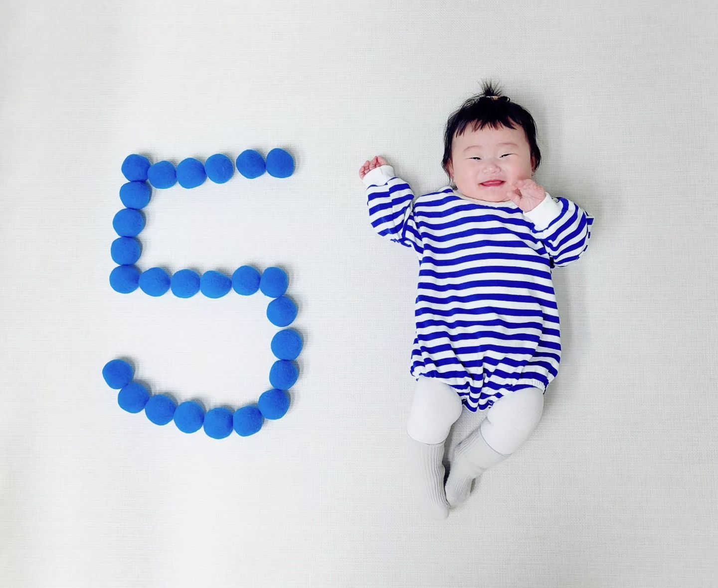D+150
💙하린이 5개월 🖐🏻💙
한달사이에 뒤집기도하고 배밀이도하고
투레질도하고 손으로 장난감도 잡고놀고!
누워서만 꼬물꼬물 거리던 애기가 
한달만에 이렇게 크다니..

하루가 다르게 크는 울 딸랑구 ૢ(❛◡❛✿)  ૢ
어제는 못했던걸 오늘은 해내는 너의 모습이
너무 대견하고 기특해 ˚‧｡♥｡‧˚

5개월 축하해 사랑해 하린공주😘