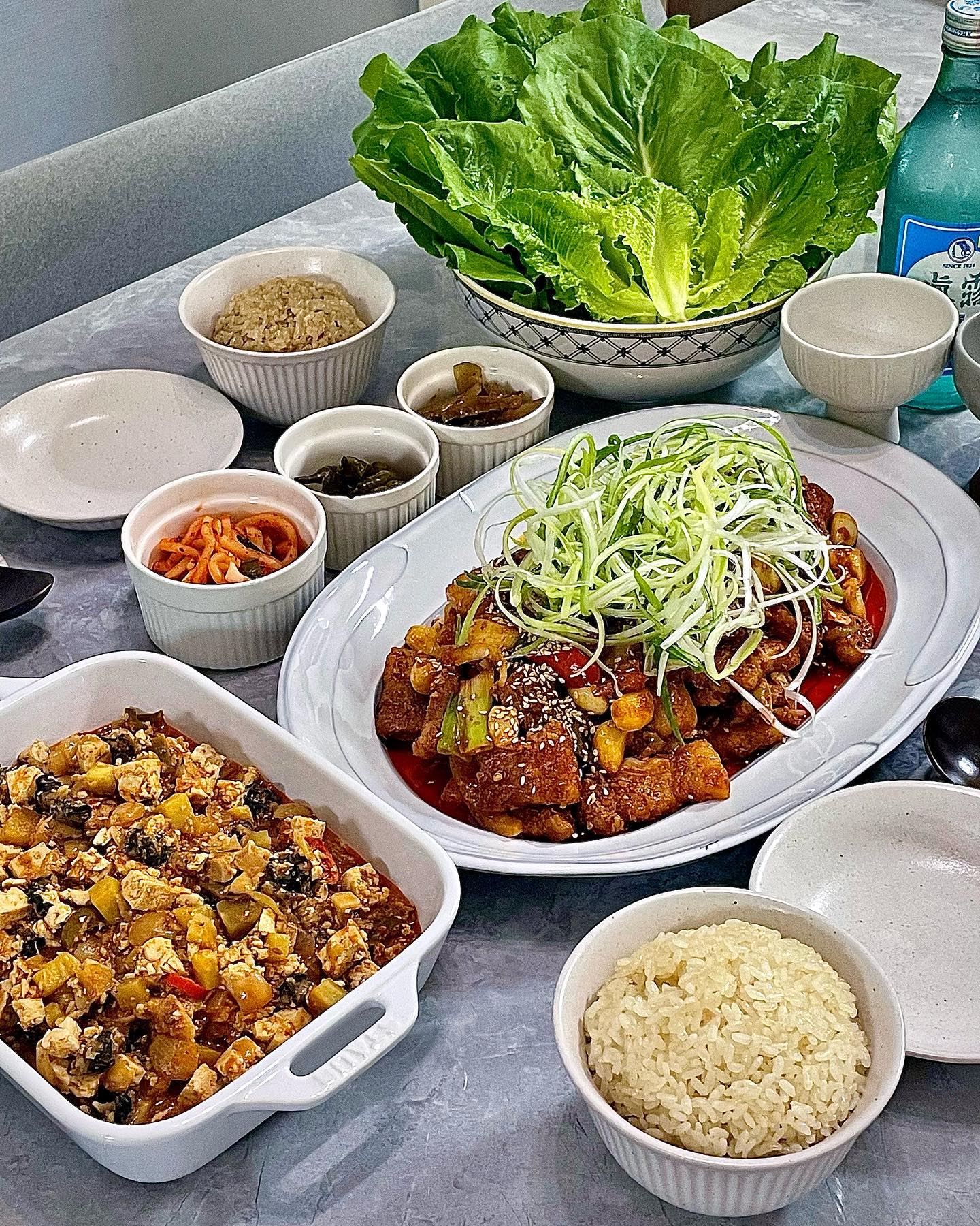 #집밥쮸선생👩🏻‍🍳🍚 

우리 부부가 조와하는 시골밥상머리st🍚

우렁 잔뜩 넣고 강된장 끓여주고 숭덩숭덩 고기 크게 잘라 만든 파채 제육볶음 여기에 쌈 빠질 수 없쥐..🥬💚

저는 요즘 체력이 딸려서 (이유모름 개복치..)
쉬기위해 노력중이에요
모두들.. 건강이 최고랍니다🙆🏻‍♀️

오늘의 꿀조합🍽️
-
#우렁강된장 #파채제육볶음