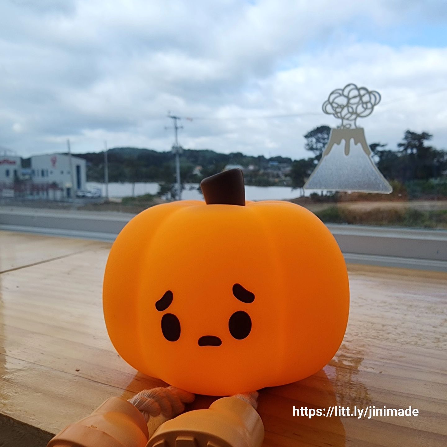 #광고  #감성조명 #호박조명 #할로윈조명 #캠핑조명 #침대조명 #조명선물 #귀여운조명 #인테리어조명  #할로원조명  #할로인 #호박 

너무나 귀염뽀작한 호박 조명이에요. 
손으로 터치만 하면 1단에서 3 단까지 밝기 조절이 가능한 조명이랍니다. 너무나 귀여운 조명 아닌가요?
호박조명을  아이가  정말 좋아하더라고요.
말랑말랑하니 실리콘 소재로 되어있어  만지는 촉감도 좋고  c타입으로 충전을 사용할 수 있어. 편해서 좋은 거 같아요.핸드폰 거치대로도 가능한 제품이라.
30분 자동 타이머 기능이 내장돼 있어 취침시켜 넣어도 좋답니다.
책상 위에 두고 사용하시면 인테리어적으로도 좋고
다방면으로 사용할 수 있는 귀여운 조명이랍니다.
기억 창문이에 두었는데  야외풍경과 너무 잘어울리고 책상위에 두어도  넘 귀여워요. 작은 호박친구가 있는거  같더라구요. 
할로인을 맞아서 귀여운 호박조명친구 하나두시는건 어떨까요?

https://smartstore.naver.com/goodrain_/products/11006506329?NaPm=ct%3Dm2bt10l4%7Cci%3Da67ca3970351c33e002726185880a09e9cc44157%7Ctr%3Dslsl%7Csn%3D704006%7Chk%3D5bc9d9c134848168ce9f79bdf67383ff5eab80ad&nl-au=ad8d2d32bccb485da6ab07384c7f82bf&nl-query=%EB%B9%B5%EC%A1%B0%EB%AA%85