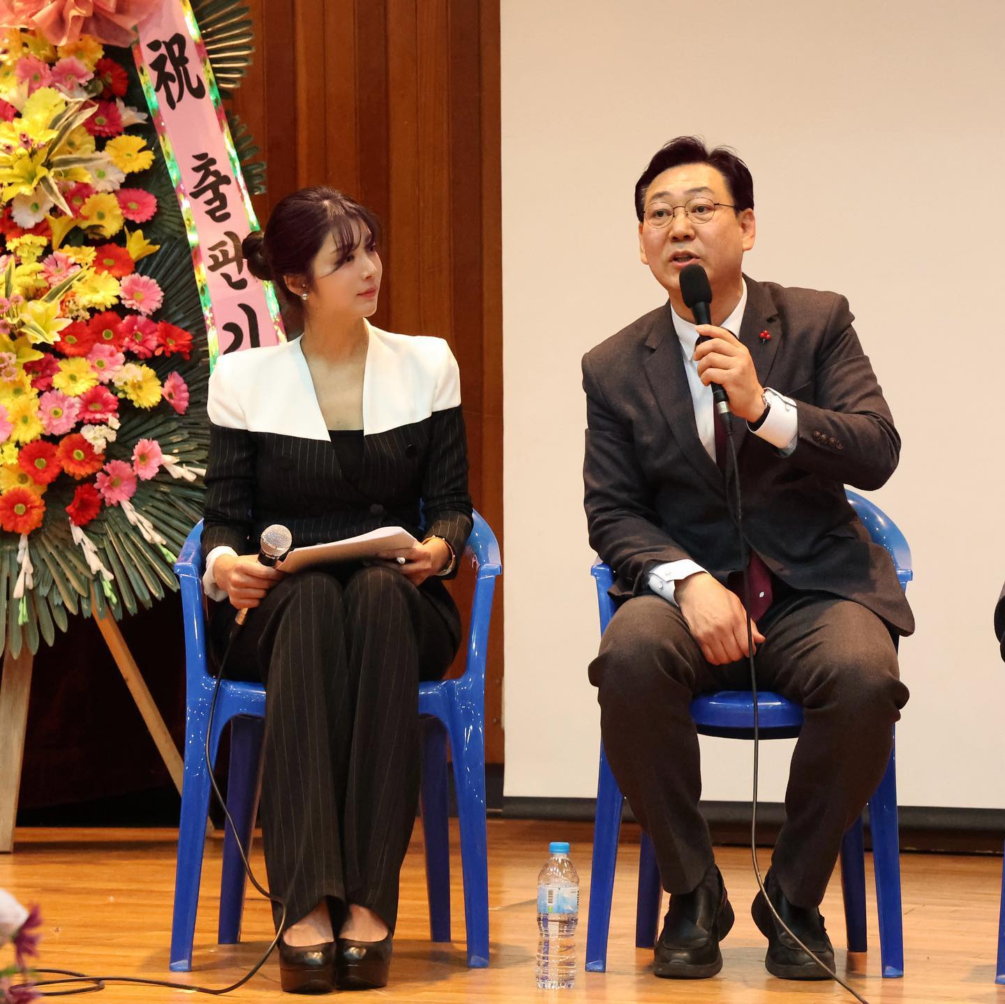 .
멋진분들과 함께 해서 배움이 많았던 북콘서트_
중요한 일에 사회를 맡겨주셔서 감사합니다 ㅎ
후보님들 다 좋은 결과 있으기길🩵 #국민의힘 #총선

#공식행사아나운서 #아나운서 #북콘서트 #출판기념회 
#경기도당 #국민의힘홍보위원회 #부위원장 
#한양대학교 #한양대학교대학원 #대학원생