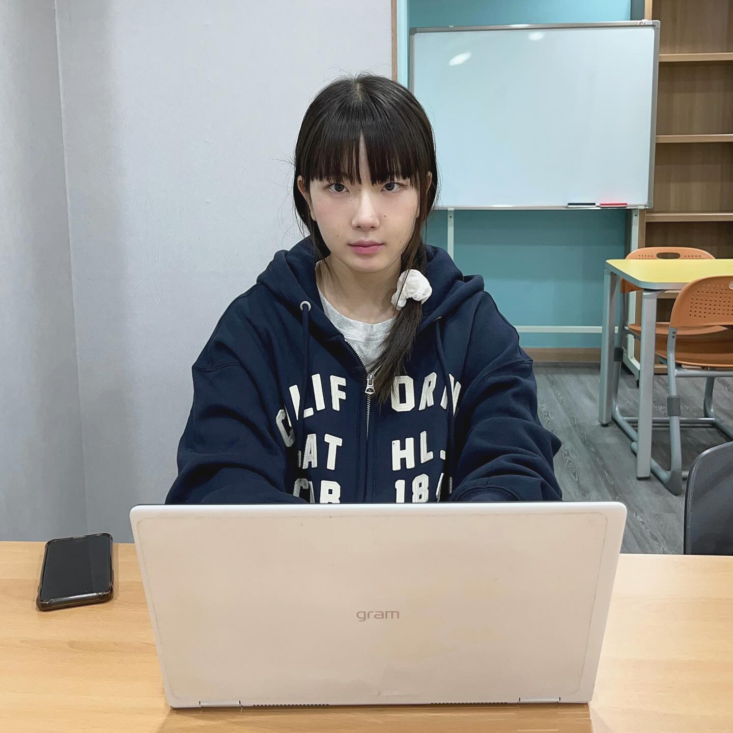 개강 첫 주 !! 이번학기는 열심히 공부해야지 ๐·° 
는 거짓말 나눈야 휴학생 ( ⍨ )‬✌🏻✨ whoaukorea 후드집업 입고 간만에 도서관에서 학생 분위기내기📚하지만 바로 탈출 후 아스크림 먹음 ꙳⊹ 🍦
#후아유 #후즈크루 #후즈크루7기 #후아유후드집업 #후드집업 #후드티 #후드집업추천 #후드집업코디