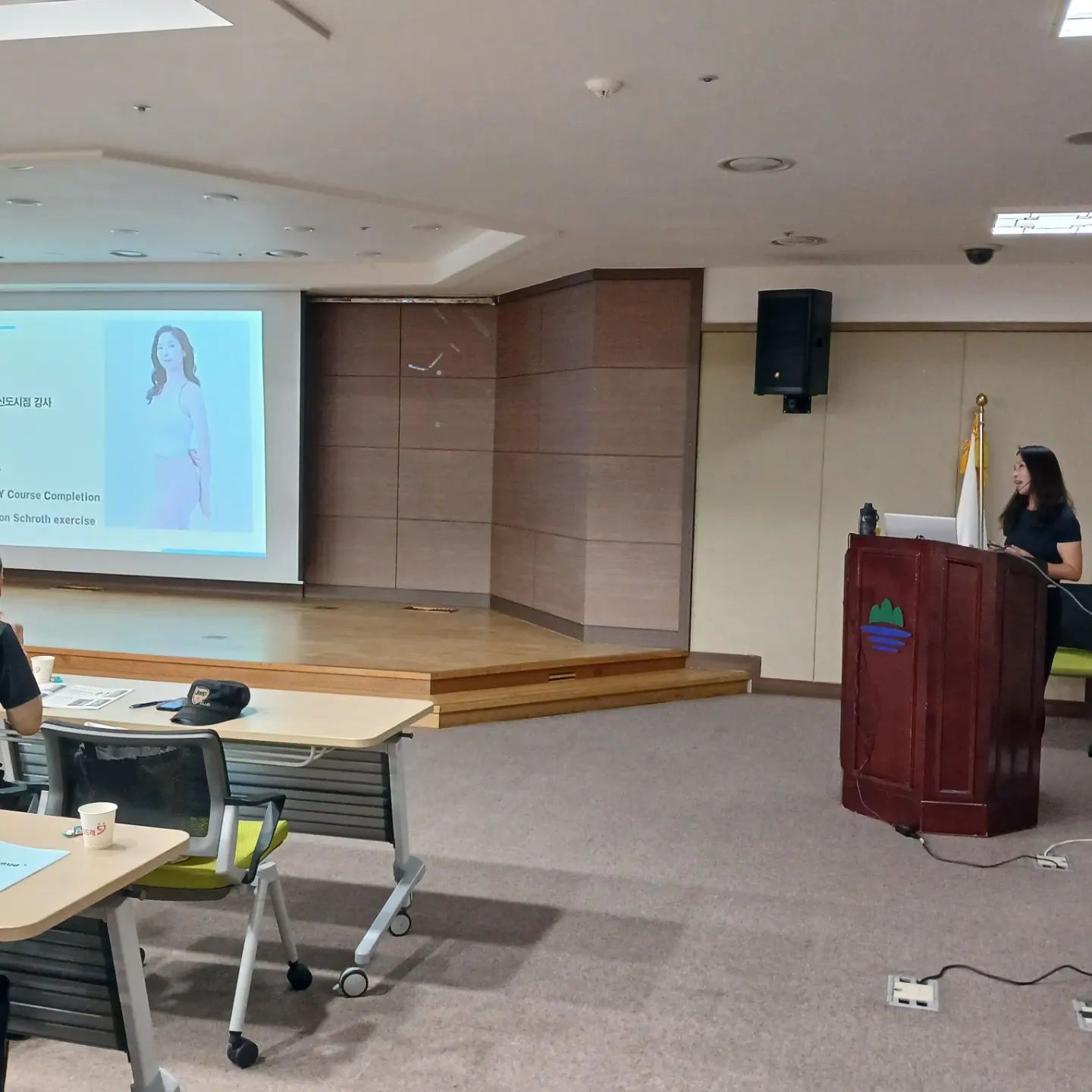 한달 넘게 준비한 강의 마무리 
50명 정도 되는 선생님 앞에서 강의하면서
조금더 성장된듯
엄청 긴장된속에서 진행했는데 처음치곤 선방한듯
한분한분 감사하게 고밉다고혹인 고생했다고
말씀해주시고
담엔 더 잘하는걸로^^
2틀 넘 힘드네
#한국걷기협회 #바르게걷기 
#걷기지도자 #걷기지도자2급 
#걷기지도자2급자격증 
#원주필라테스강사