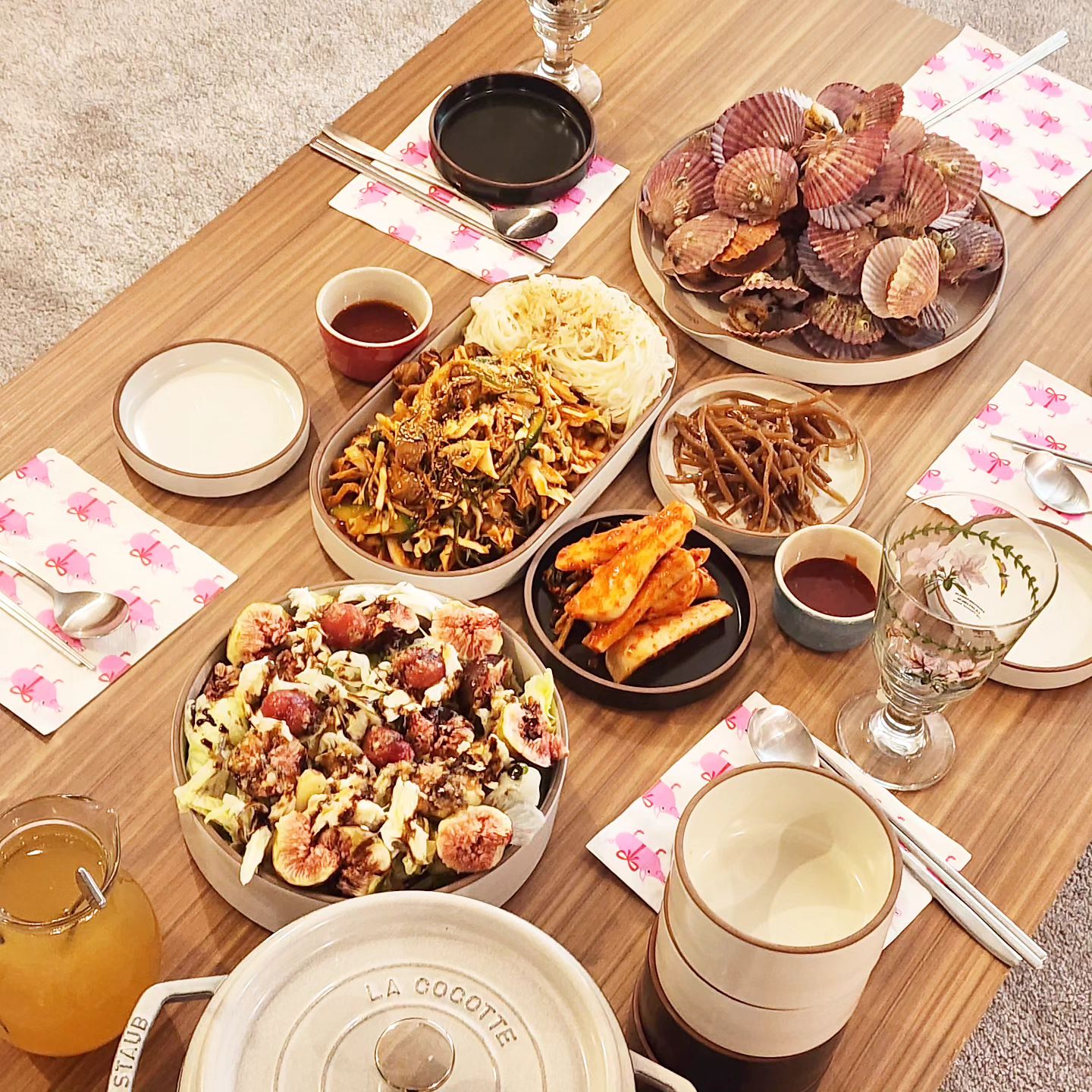 .
항상 울딸 잘 챙겨주는 고마운 둘째 친구 엄마들🤗
아이들은 #빼빼로만들기 와우
초콜릿이 금방 굳어 한번해봤으니 됐다ㅋㅋ
아이들은 #토마토파스타 만들어주고
.
엄마들에게 #따뜻한밥한끼
#문어솥밥 인기짱👍
#골뱅이무침 #가리비찜 #무화과샐러드
#유자하이볼 까지 아이들한테 식탁을 내어주고
옹기종기 거실에 모여 수다수다😏
.
#먹는데진심인편
#아부지는강제야근
#울딸이젤신남
#울딸행복하단다
#그럼됐다
#엄마도바쁘니좋다
#난몰랐는데울딸생일때파자마한다했데
#이날처음들음🤣
#인연
#친구들덕분에문제집도열심히푸는
#초등맘
#주부스타그램
#밥상차리는여자
