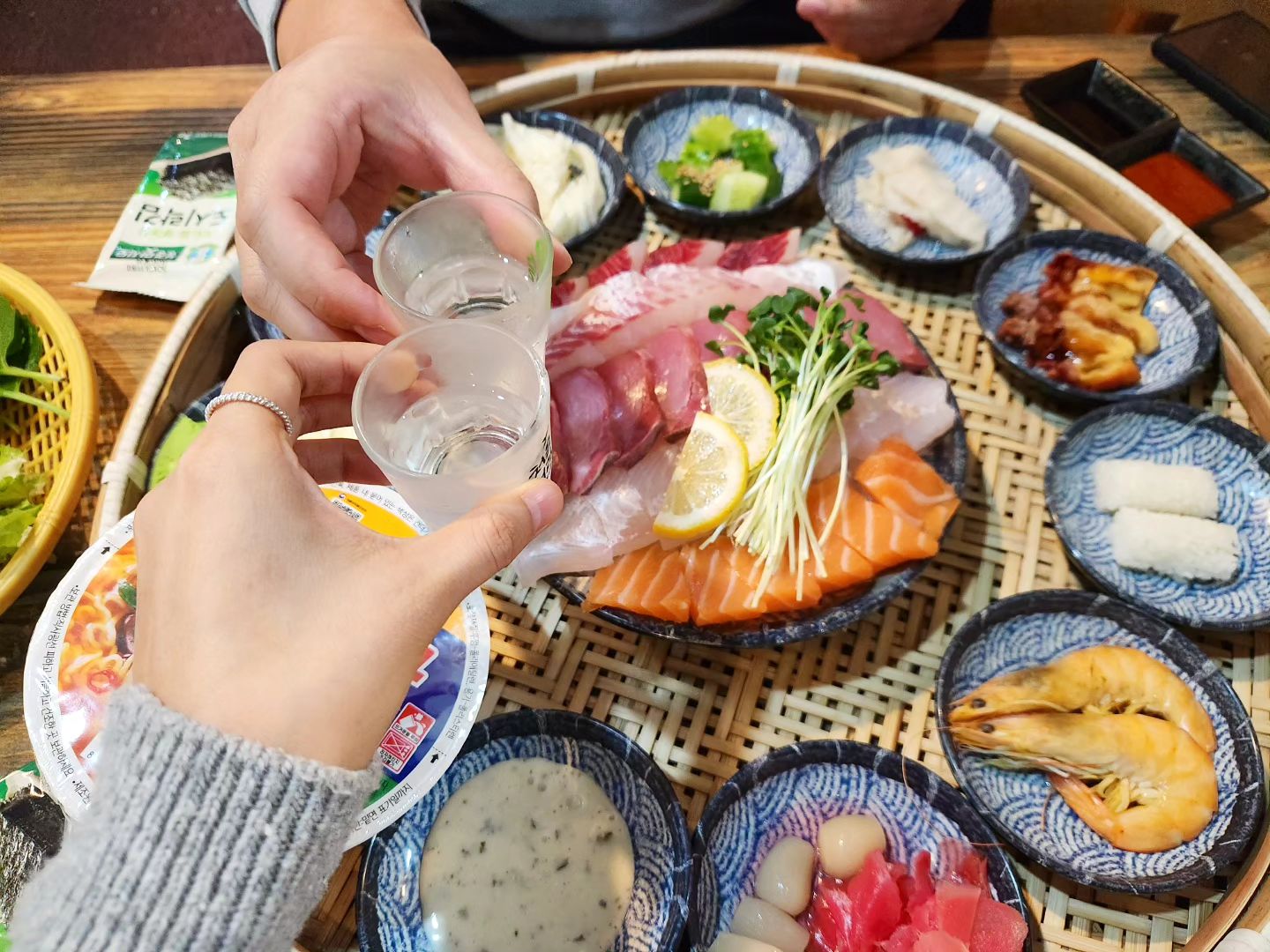 어제는 저의 생일이었어요🎂🥳

생일 5일전부터 하루도 빠짐없이
축하해주고 생일챙겨준 남편에게
너무 감사해요🩷

사실 2023년은 저희 부부에게 
참 힘든 해였어요!

내 집 마련과 좋은 일들도 분명 많았지만,
아기천사👶를 간절히 기다리는 저희에게
올해만 2번 유산의 아픔이 있었거든요.

몸도 마음도 많이 지치고 망가졌지만,
그럴때마다 남편이 얼마나 큰 힘이
되었는지 몰라요❤️❤️

끝이 안보이는 터널을 걷는 느낌이지만,
남편이 있어서 또 다시 힘을 내봅니다🙃

요즘
곧 다시 시작할 시험관 시술을 앞두고
즐기자~~ 마음으로 집밥에 좀 소홀했는데
이제 다시 슬슬 건강도 챙기고
열 집밥모드 해야겠어요🙈

오늘도 화이팅입니다:)😍
모두 즐거운 하루되세요💖💖💖