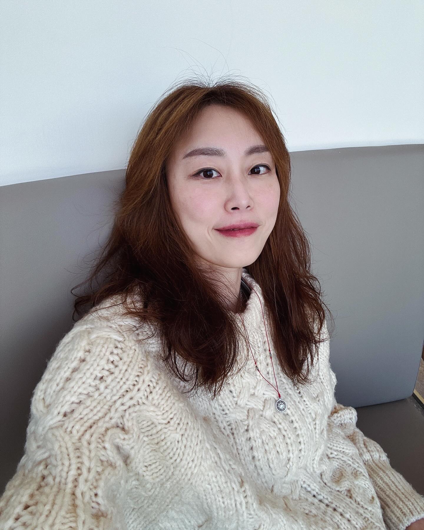 .

조금 쉬고 싶다

나는 여전히 출근하는 아빠 옷깃을 잡으며 출근길을 따라가고 싶다고 보채며 우는 7살 연주였다. 

"새벽 5시 넘어 어디 갔어? 아빠가 뒤에서 빵빵 해도 모르던데 어디가는 길이었니?"

"아~ 아빠 나 월수금은 새벽에 수영가르쳐. 나도 지난번에 새벽출근하는데 아빠 차가 앞이 있더라. 나도 아빠 출근할때 봤었지."

..........

새벽출근길에 아빠 차를 보면 나는 반가웠는데 아빠는 나를 보면 어디가나 궁금했었나보다. 부모와 딸의 생각 차이는 이렇게 다르다. 나는 항상 반가운데 아빠는 늘 딸을 걱정한다. 

나는 아빠에게 예쁨을 많이 받았던 둘째딸이었다. 

사춘기때 수영선수의 생활이 감당이 안되서 방황을 많이 했었다. 아빠는 그 모습 때문에 항상 붙어다니며 나를 보호했었다. 심지어 내가 훈련가는길에 사라졌을때 조차 꾸짖지 않으셨다. "그럴수 있다 괜찮아" 라고 하셨다. 
운동하면서 하루에 300대 이상 매타작을 감당해야했기에 내 엉덩이는 보라색으로 멍이 들어있었고 맞으면서 울지도 않는 내 모습을 바라보며 아빠는 항상 모른척 아빠의 마음이 아프지 않은척 하셨다. 

나는 늘 큰 인형을 안고 잠이 들었다. 그 이유는 너무 힘들고 괴롭고 무엇이든 의지하고 싶어서였다. 등이 허전해서 아직도 두꺼운 이불을 둘둘 감고 잠이든다. 여름에도 그 두꺼운 이불을 둘둘 감고 잔다. 

몸이 회복될때까지 조금 더 기다려야할것 같다. 최근 자면서 땀을 많이 흘린다. 일어나면 등에 이마에 땀이 흠뻑 젖어있다. 몸이 아직 회복이 덜되었다는 증거다. 조금만 덜 움직이고 쉼을 가져보자. 

#쉼표
#휴식이필요한시기
#모든것을멈추다
#나의아빠
#아빠