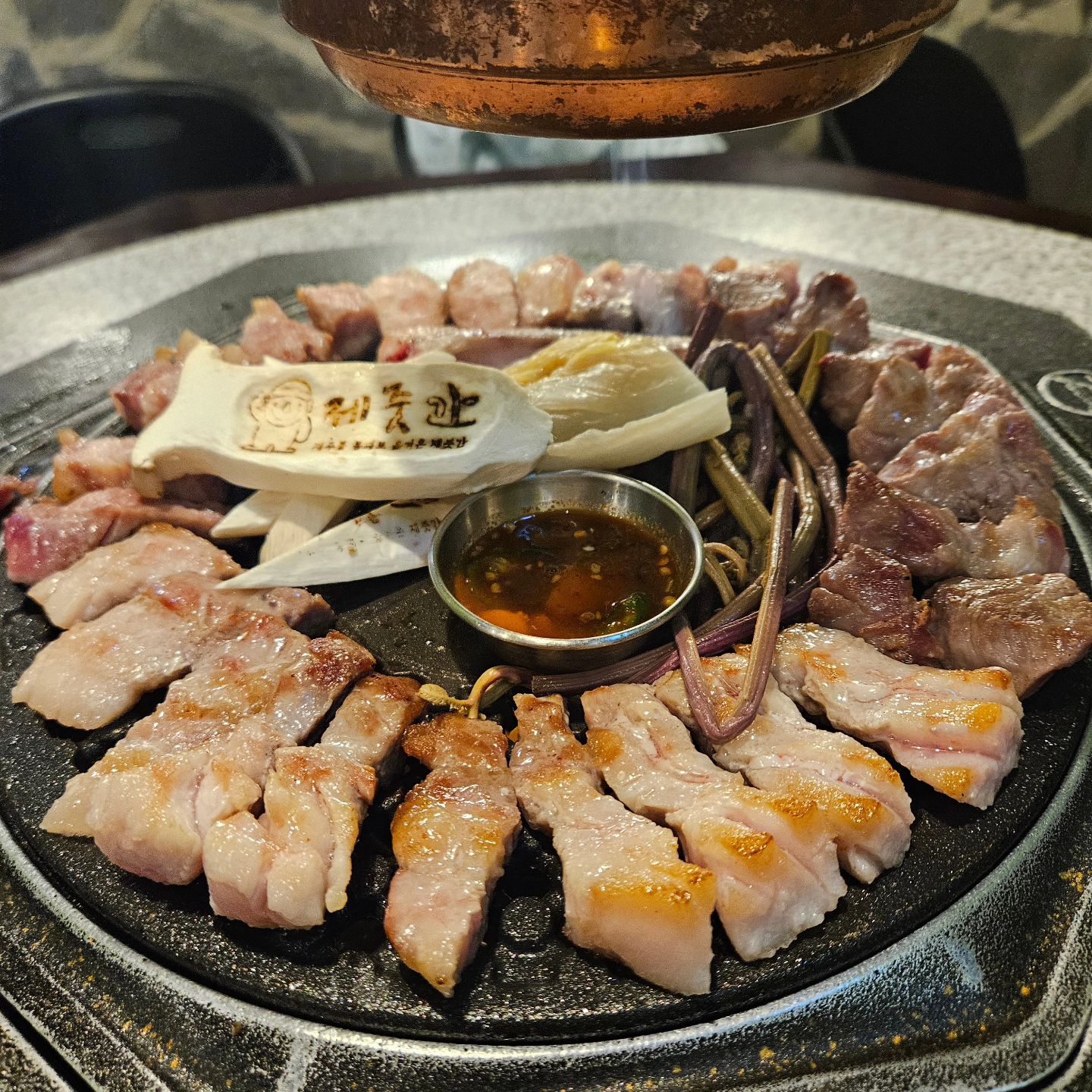 #협찬 

<제줏간 신중동점> 

- 제주도 분위기의 갬성 ! 
- 굳이 제주도를 갈 필요성이 없다는거
- 숙성이라 고기들이 너무 부드러움 💖
- 고기의 육즙이 사르르~
- 친절하고 가격좋은 고기 먹고싶으면
신중동 제줏간으로 💕

위치:
경기 부천시 원미구 신흥로
190-1 2단지 1층 104호

#신중동고깃집 #신중동삼겹살 #신중동맛집
#신중동제주도고깃집 #신중동역고깃집