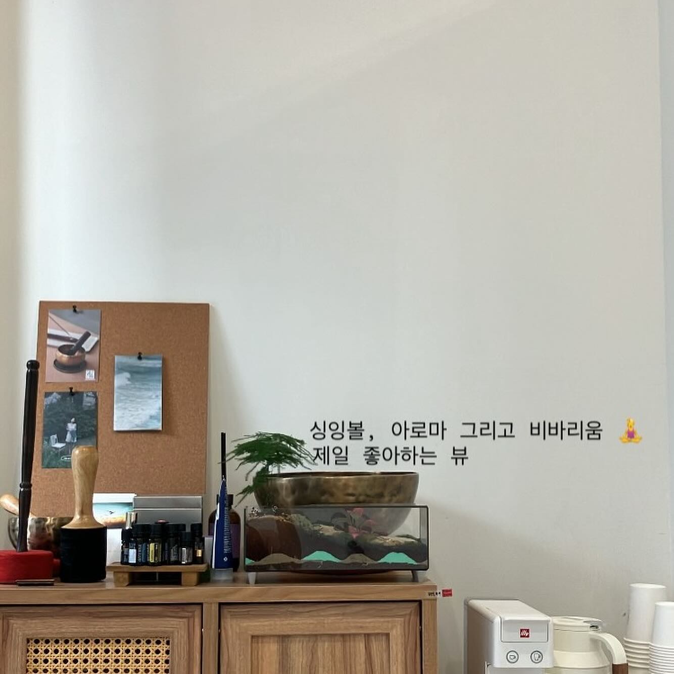 오늘은 공식적으로 쉬는 날이지만, 
문득 센터에 와서 조용한 시간을 보내고 싶었어요. 🌿

평소와는 다른 고요함 속에서 
이곳을 다시 돌아보니, 늘 분주한 일상 속에 
놓치고 지나갔던 작은 디테일들이 눈에 들어오더라구요. 👀 
가끔은 이런 시간이 참 필요하다는 생각이 들어요. 
여러분이 이곳에서 보내는 시간이 더 의미 있고, 
직원분들이 더 편안하게 일할 수 있도록 
어떻게 하면 좋을까 하는 고민이 
자연스럽게 이어지는 것 같아요. 💭

쉬는 날에도 머릿속엔 계속 센터 생각이 가득한 걸 보니, 
이 공간이 저에게 얼마나 소중한지 새삼 깨닫게 되네요. 💖 
이곳은 저에게 단순한 일터가 아니라, 
여러분과 함께 성장하고 발전하는 
삶의 중요한 한 부분이라는 걸 말이죠.

앞으로도 여러분께 더 나은 경험을 드리기 위해 
계속 고민하고 노력할게요. ✨ 
작은 변화 하나하나가 모여 더 큰 만족을 드릴 수 있도록, 
오늘도 제 나름의 성장을 다짐해봅니다. 💪