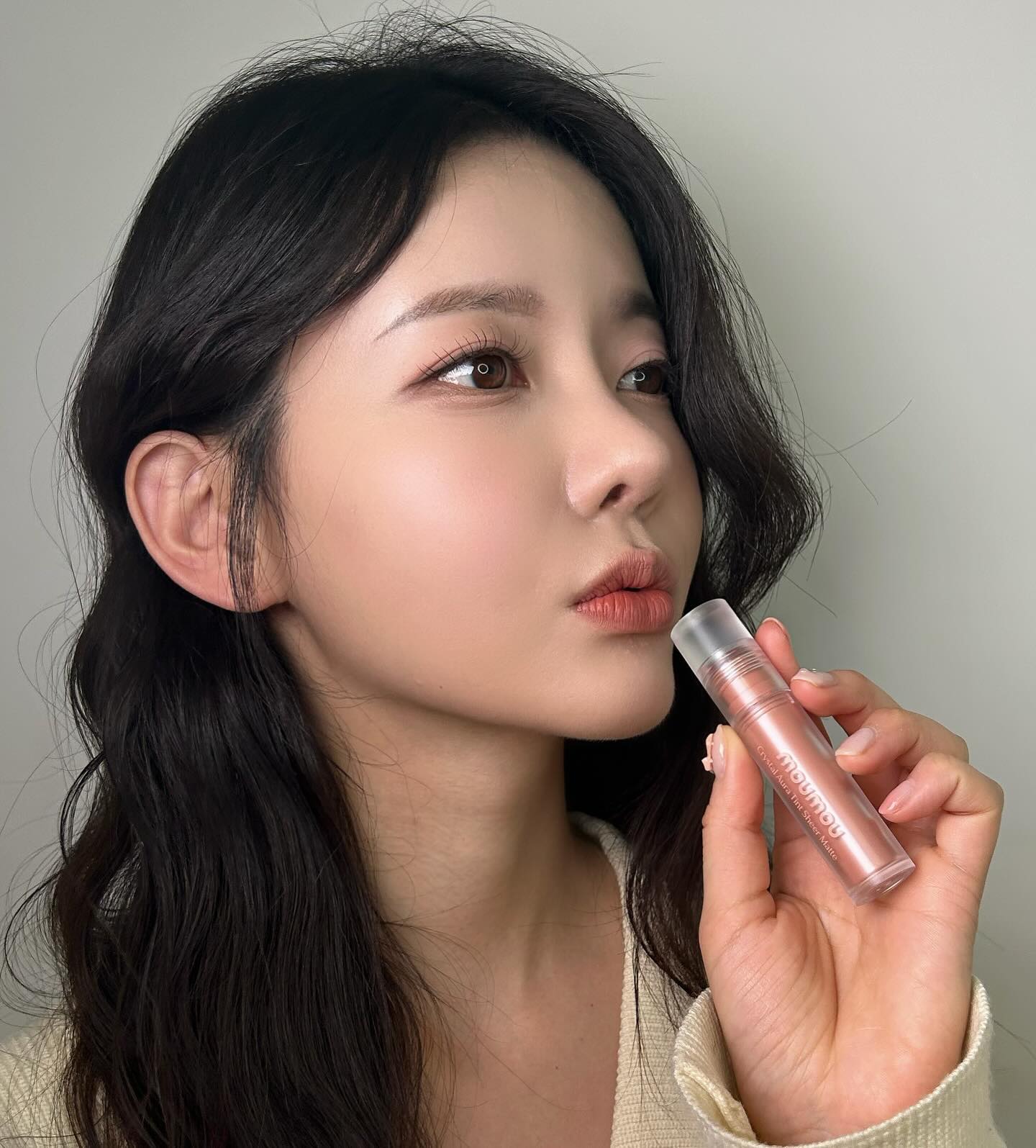 따뜻한 봄햇살같은 고급미 뿜뿜 #moumou 립 메이크업🧡
01 soft ginger
크리미한 질감에 블러셔와 립을 함께 연출~
.

.
#모우모우 #프로페어링틴트 #페어링틴트 #모우모우프로페어링틴트 #벨벳틴트 #웜톤립 #쿨톤립 #톤알못 #퍼스널컬러 #대구메이크업 #대구퍼스널컬러 #샵미플러스 #수성구메이크업 #메이크업하는이영 #립추천 #수성구퍼스널컬러 #meplus #프리뷰어
