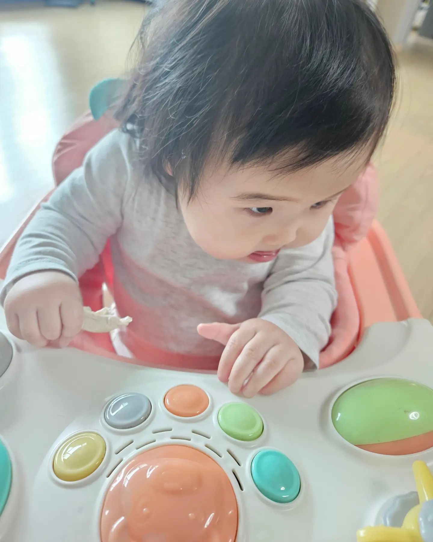 👶🏻23.11.26👶🏻
일요일 엄마아빠, 할미하비, 이모가 피자+치킨을 시켜서 먹다가 치킨 좀 뜯어주니깐 완전히 신난 다니백ㅋㅋㅋㅋㅋ 양념묻은 손으로 그냥 떼주니깐 달달했나 눈돌아가게 환장하는맛ㅋㅋㅋㅋㅋㅋ🐔🍗
이모가 준비한 용과에 쌀과자에 요구르트에 배 찢어지는 다니
이모 축하파티 엄마빠랑 준비했는데 케이크 맛보더니 포크 들고있는 사람한테만 가는 다니 왕웃겨ㅋㅋㅋㅋㅋ

속세의 맛 빨리 보여줘서 미안한데 안미안해
엄마랑 맛난거 빨리 즐기쟈🤍💛

✔️328days