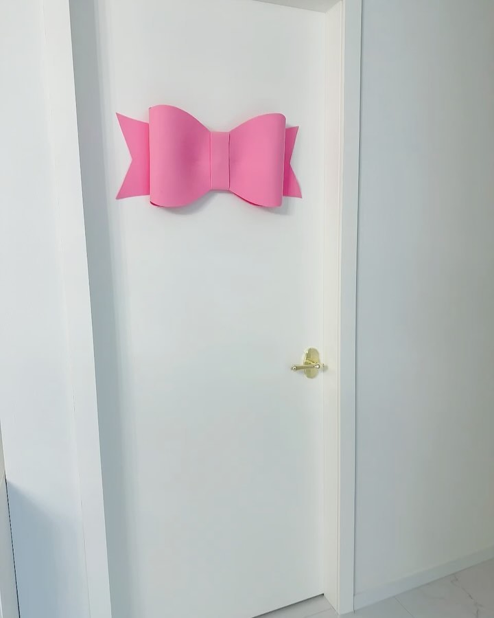 핑크색 좋아하는 엄마와 딸ㅋㅋㅋ🩷
이사 전부터 자기 방은 꼭 꼭
핑크벽지에 핑크침대에 핑크화장대 
이렇게 전부 다 핑크색으로 해달라고 계속 말함😅
주아가 원했던 핑크색과 내 취향을 반영한 공주풍😘
넘모 이뿨~~~~우리집에서 자기 방이 제일 이쁘다는 주아🫶🏻