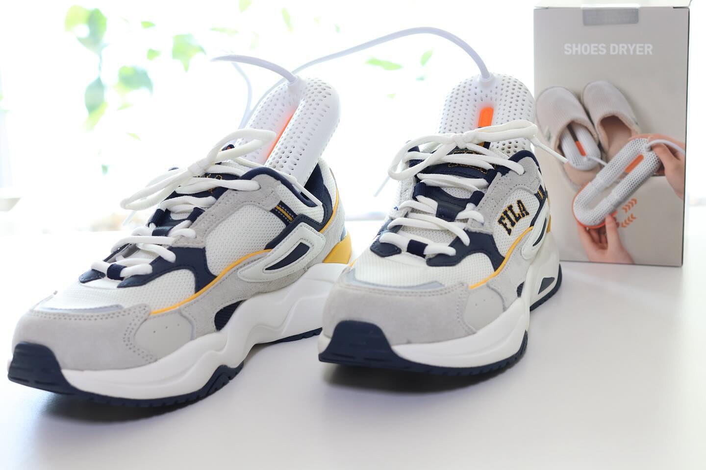 #협찬 #신발건조기 
눈비많은 날 아이고 신발 꿉꿉해서 진짜 😰
신발세탁하고 축축한 순간
조깅하고 신발내부 꿉꿉할때
장갑안이나 양말속이 축축해서 꿉꿉할때 
건조와 제습이 절실!잌대 필요한건 신발건조기 👞
#아임커머스 #코비신발건조기 

다양한신발 사계절 다 사용가능해서 좋은데다 
최대 185mm 길이가 조절이 되다보니 
오호 아이들신발 어른신발 다 사용이 되고 
무엇보다 우리집에 있는 타 제품과 달리 신발안에 쏘옥 들어간다👍👍
쿼드코어시스템으로 2곳의 발열점, 2곳의 타공부 발열부는 
약6분 이후부터 서서히 67도 이상의 온도 상승으로 안전을 고려한 건조가열이 약 2040개의 타공에서 최대72도로 신발내부360도 전방향 히팅된다고 해요 
369시간 타이머로 원하는 만큼 설정도 되고
신발관리가 필요한 날씨에 딱이라 가방에 쏘옥 넣고 가지고 다녀도 될 정도의 부피로 괜찮네요🌿
.
.
.
#신발냄새제거 #신발제습 #구두건조기 #운동화건조기 #장화건조기 #가정용신발건조기 #여행용신발건조기 #휴대용신발건조기 #신발제습기