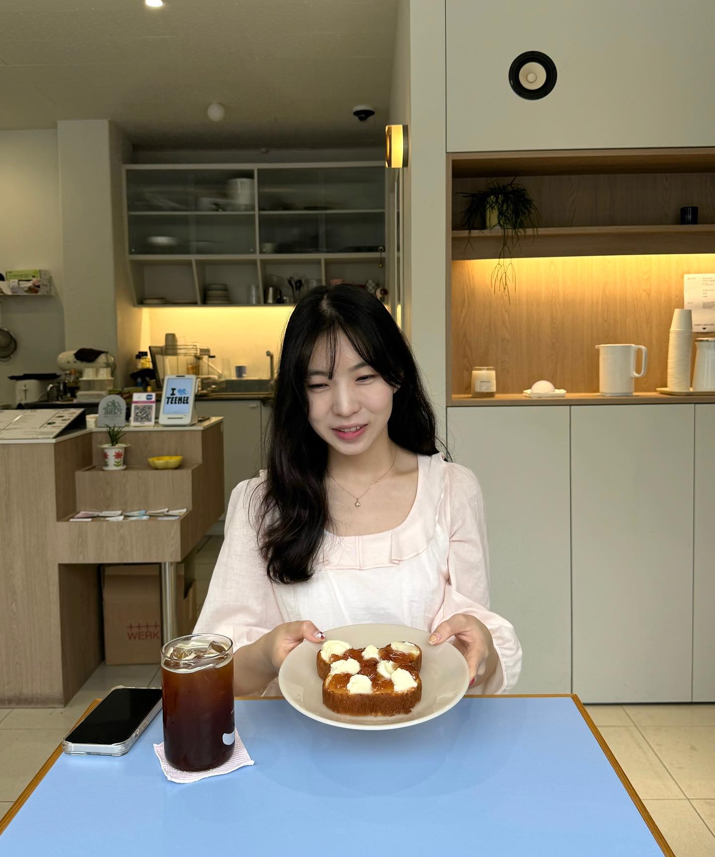 클로버 치즈 케이크 먹으러 갔다가 우연히 네일과 똑같은 디저트를 발견하고 주문했지 뭐예요🫢🤍🤍 네일이랑 깔맞춤에 신나고 먹고 맛있어서 더 신나고 완전 럭키비키~☘️

📍서울 성북구 오패산로 31 1층
📍티히 커피 teehee.coffee