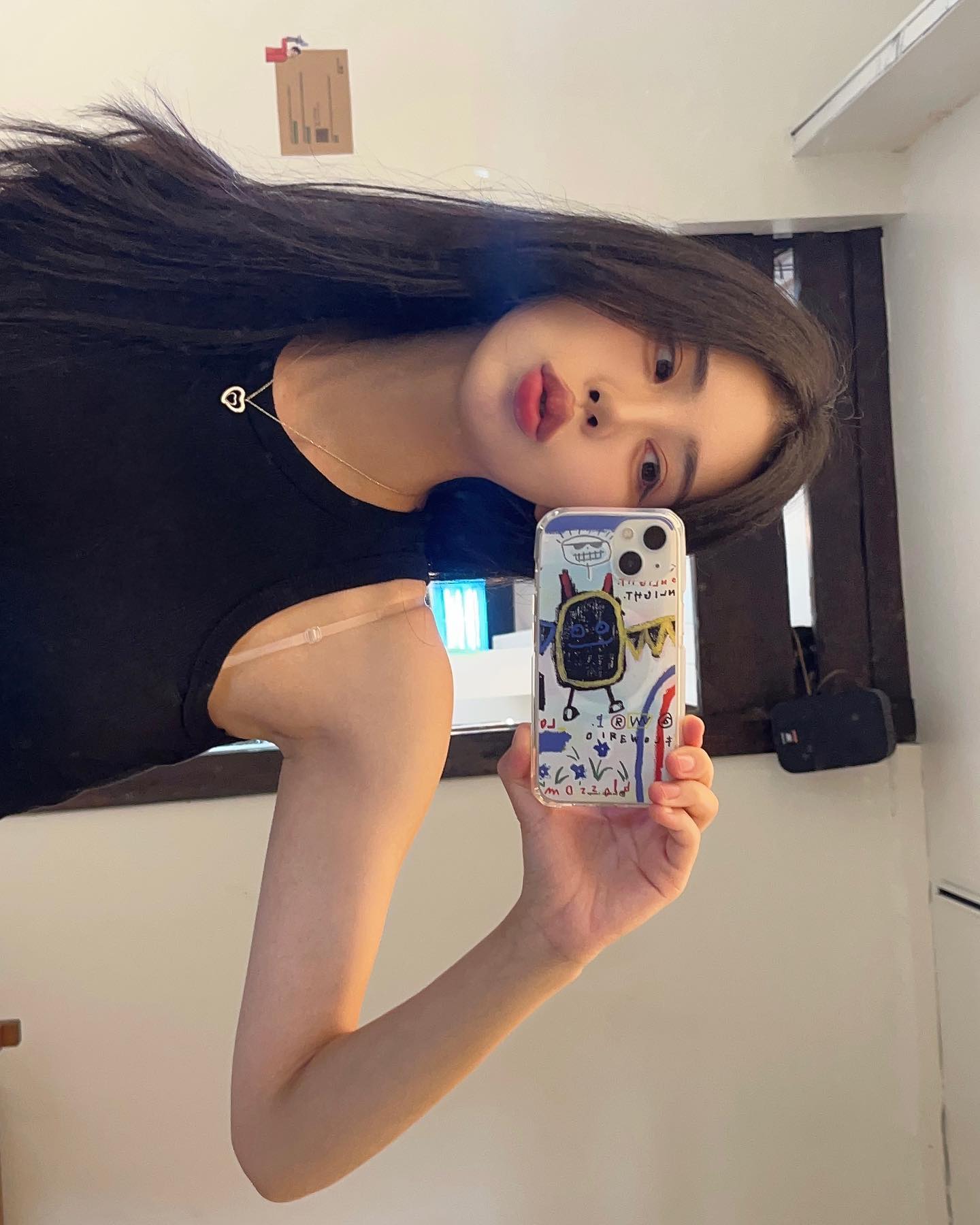 #협찬 deart82_lounge deart82_official 
귀여운 마이 폰케 구경하셔요😜

케이스티파이랑 비교하면 가성비 쩌는데 그립감도 좋고 견고하고

무엇보다 아티스트들이 협업한 디자인이 넘 맘에 듬,,,

앞으로 잘부탁해~!~!