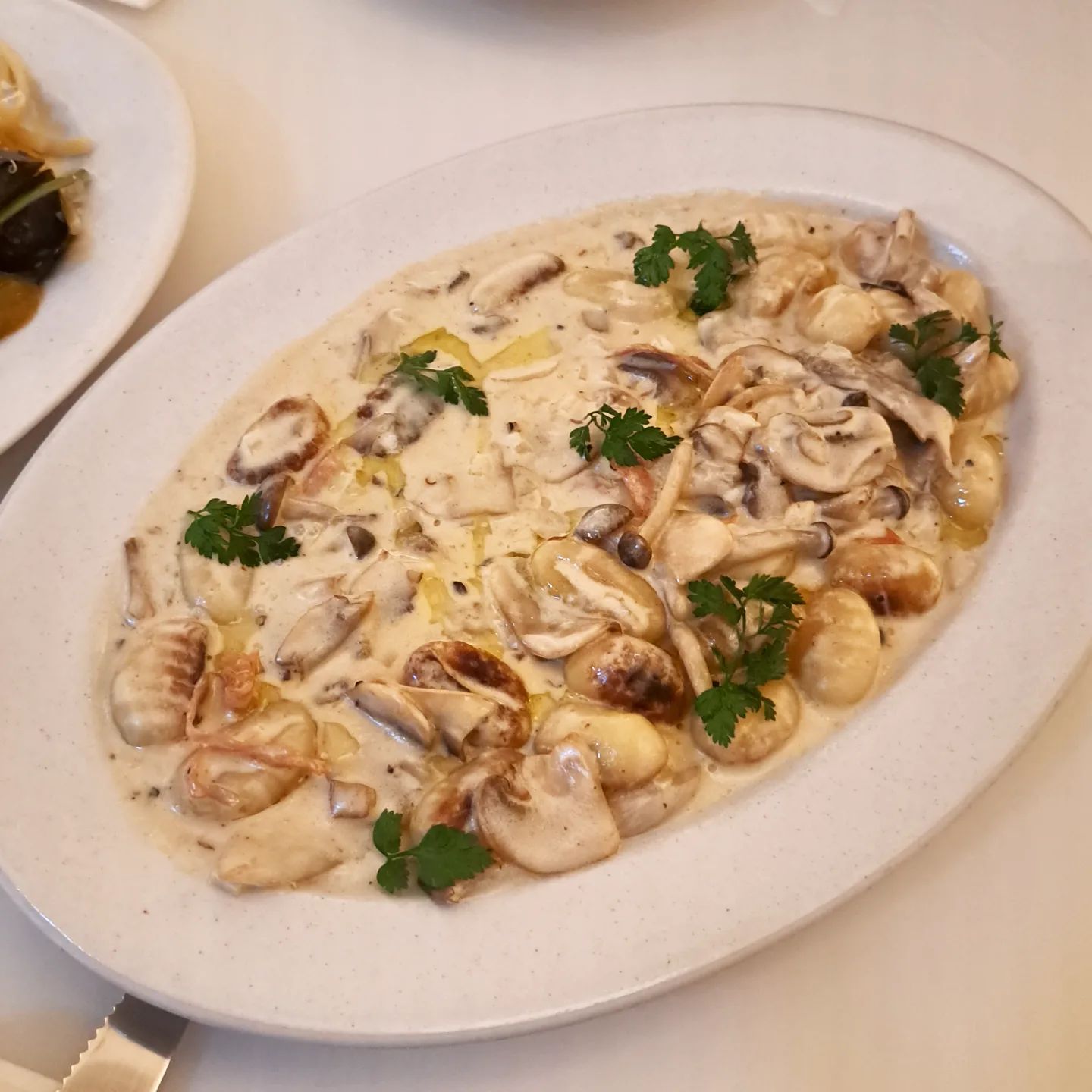 연말 데이트로 딱인 분위기 좋은 덕수궁 와인바 오드하우스🍷

크리스마스, 연말, 신년 데이트하기 완전 딱이에요ㅠㅠ

덕수궁 돌담길을 따라 올라가다보면 나오는
100년된 근대문화유산에서 고급스럽고 로맨틱한 데이트를 즐길 수 있는 덕수궁 와인바예요

브런치와 디너 메뉴가 달라 낮과 밤을 다른 분위기로 즐길 수 있어요

공간이 무진장 넓어서 송년회나 신년회 등 모임으로도 너무 좋겠더라구요

덕수궁 데이트하며 방문하기 좋은 오드하우스에서 로맨틱한 순간 보내세요💛